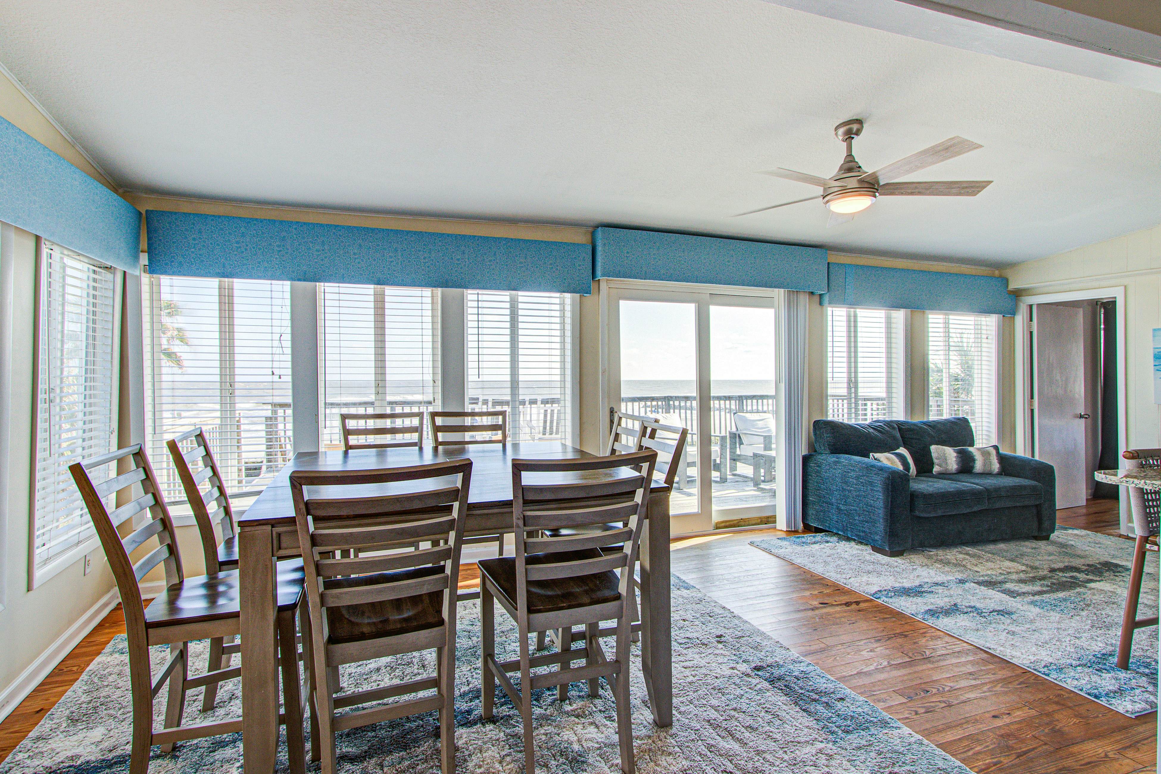 Recently updatedDog-friendly oceanfront home, lots of deck space & game room