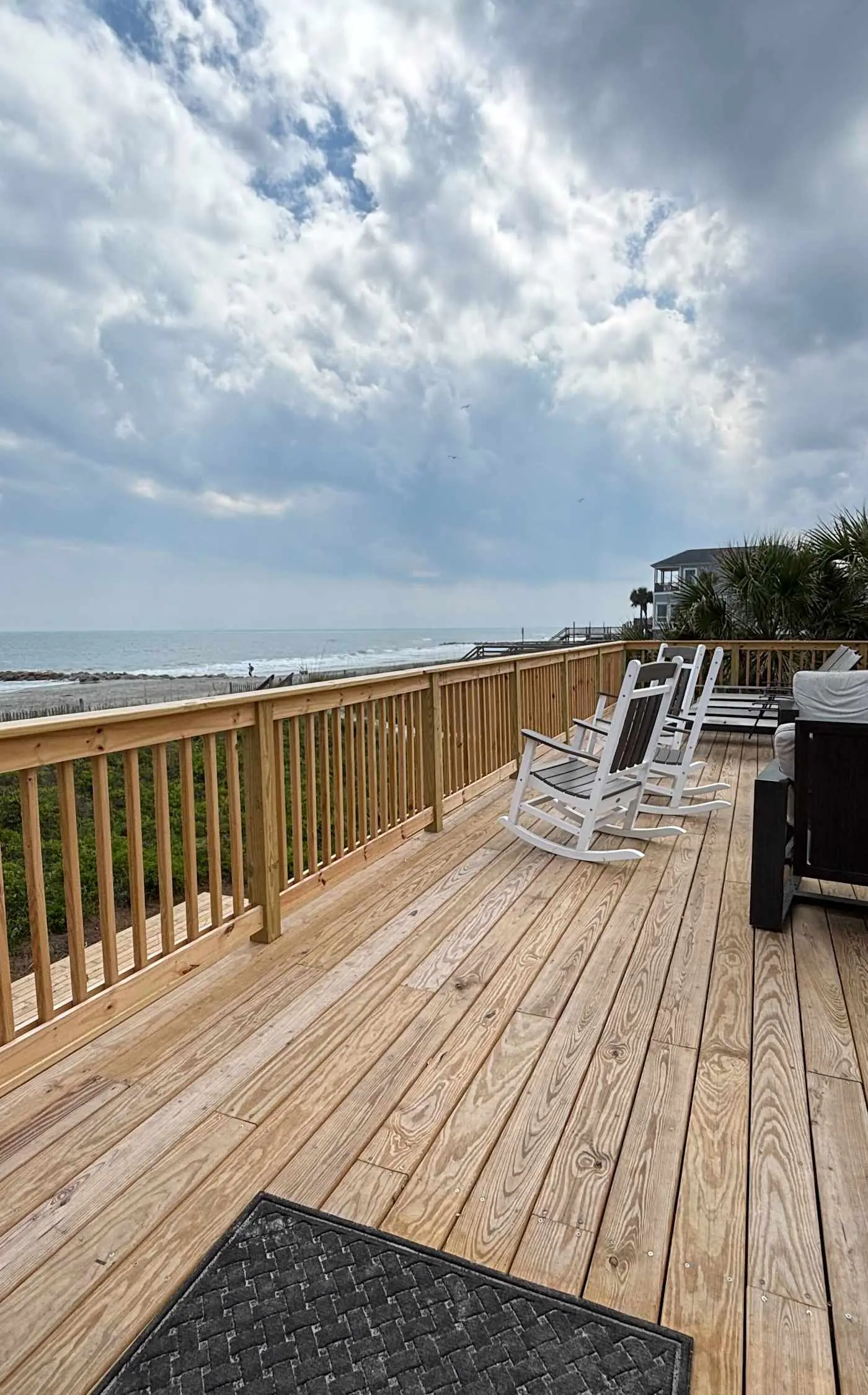 Recently updatedDog-friendly oceanfront home, lots of deck space & game room