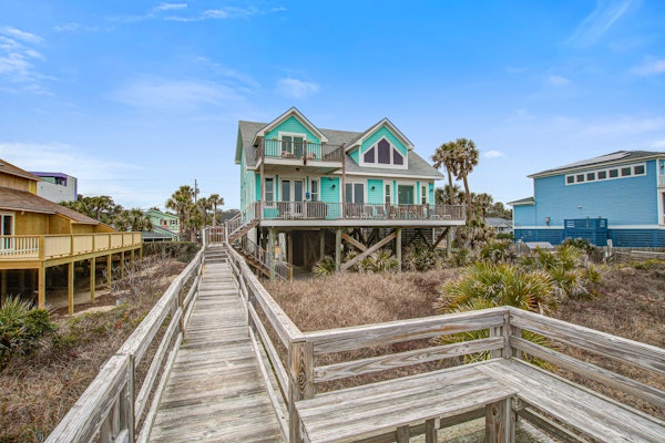 Oceanfront gem with amazing views, deck, & loft - walk to downtown Folly Beach
