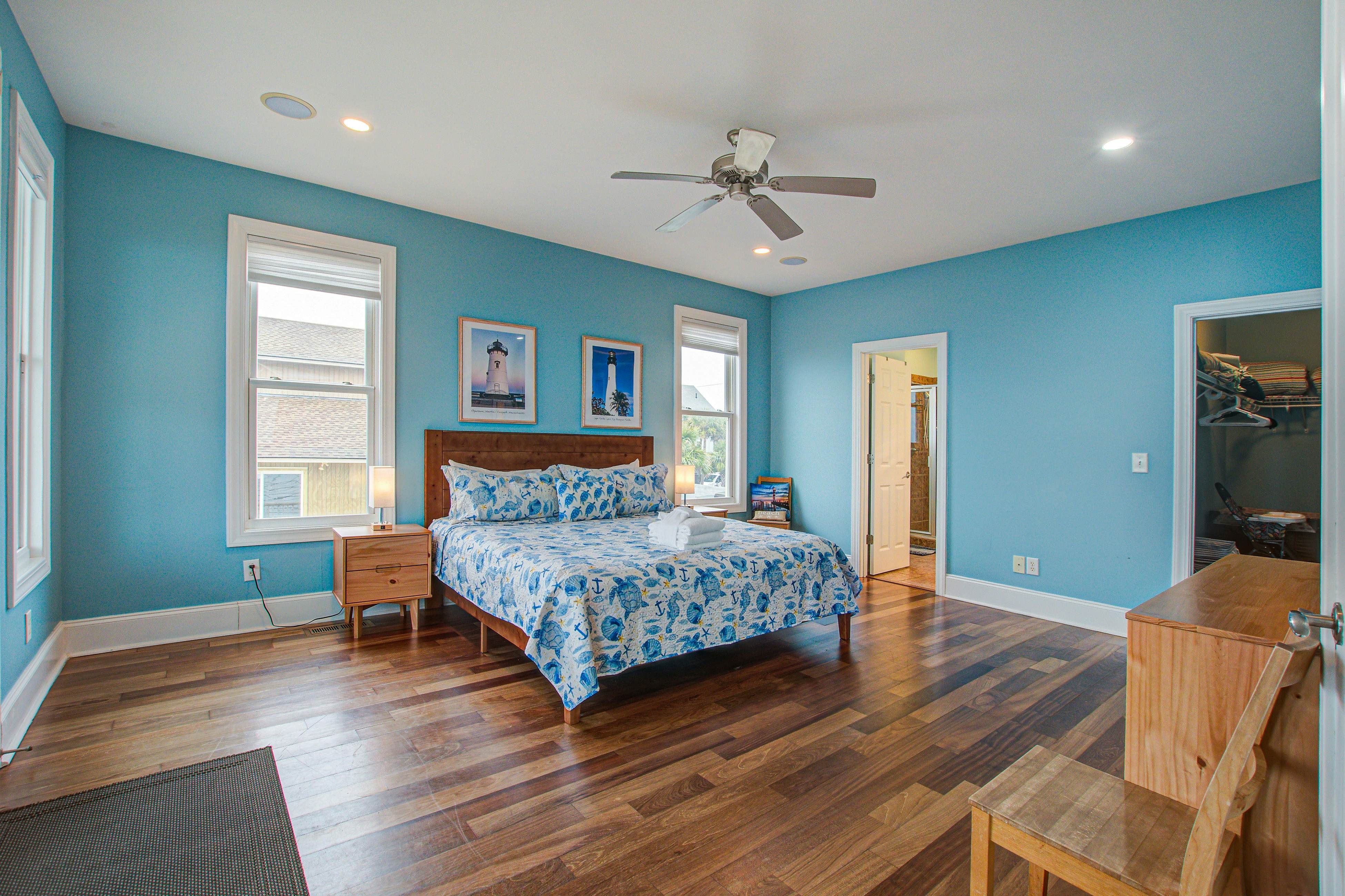 Oceanfront gem with amazing views, deck, & loft - walk to downtown Folly Beach