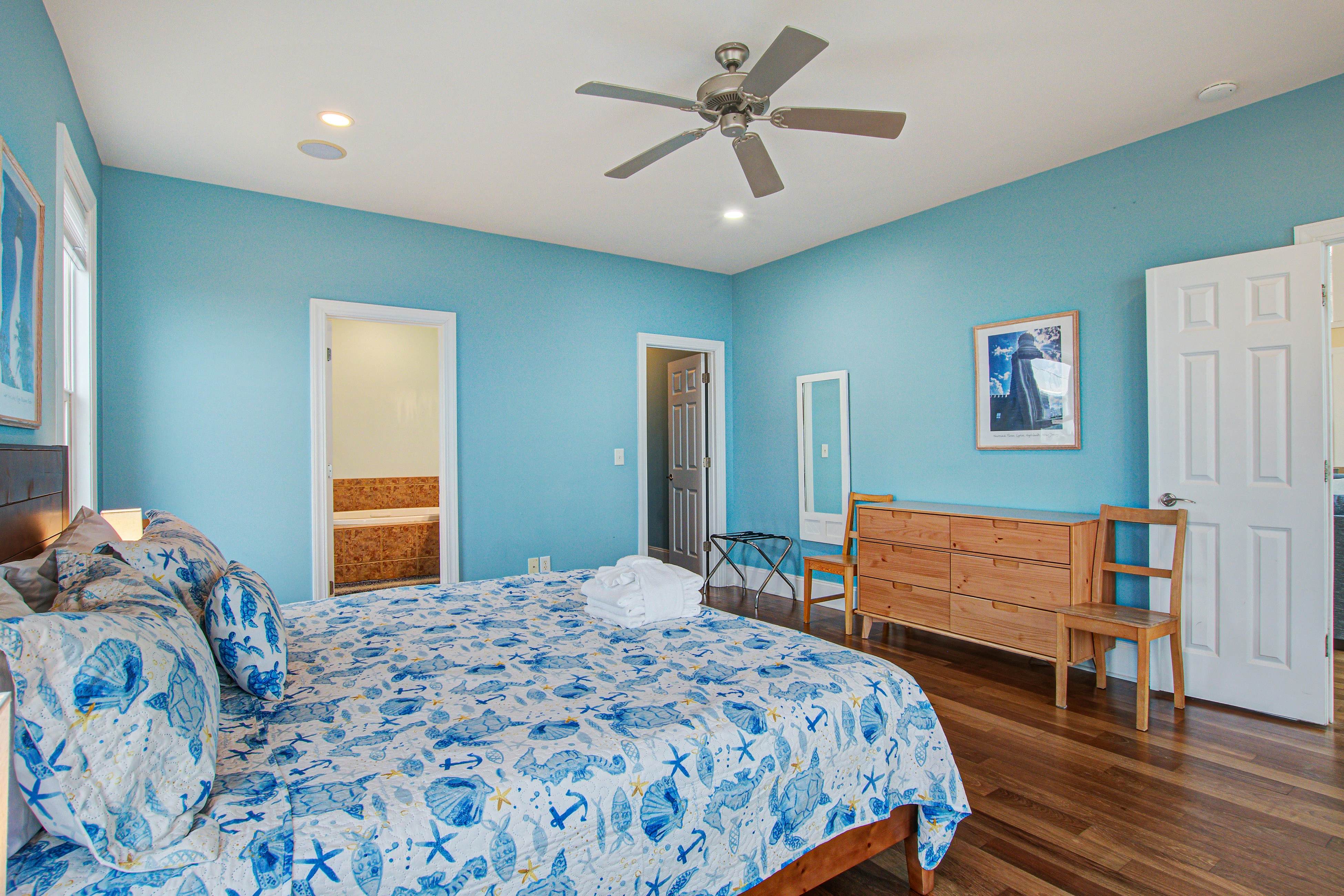 Oceanfront gem with amazing views, deck, & loft - walk to downtown Folly Beach