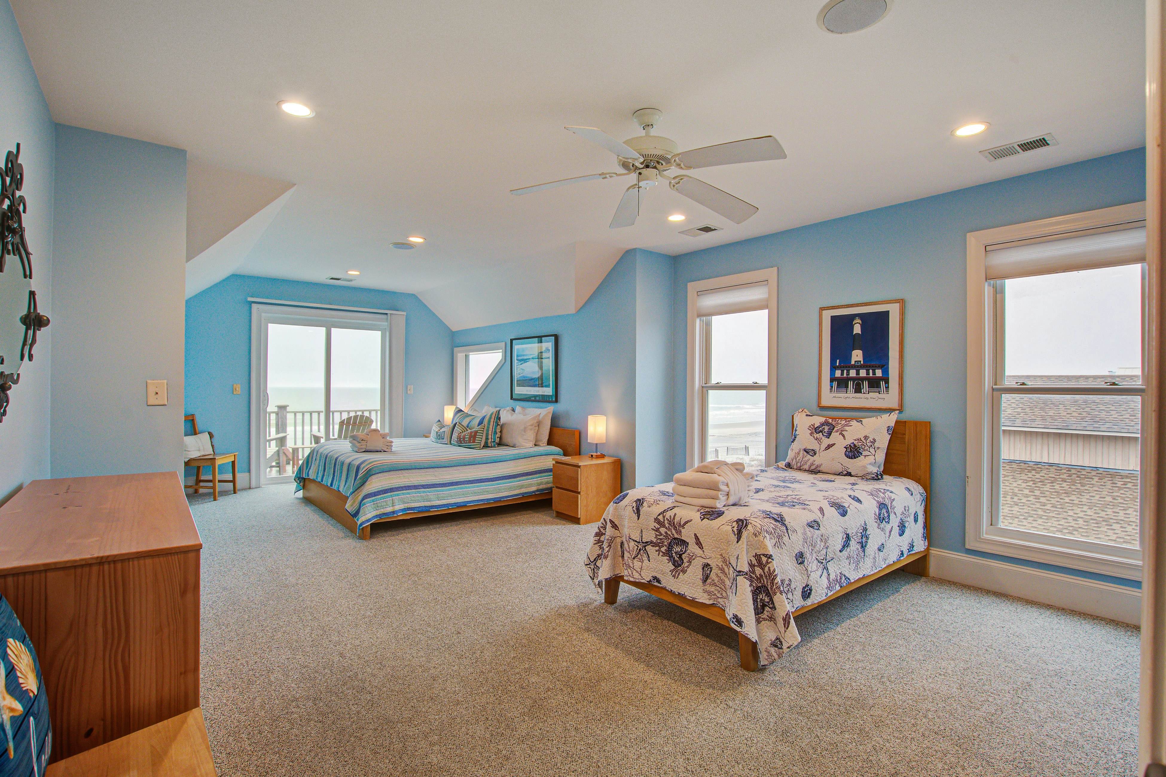 Oceanfront gem with amazing views, deck, & loft - walk to downtown Folly Beach