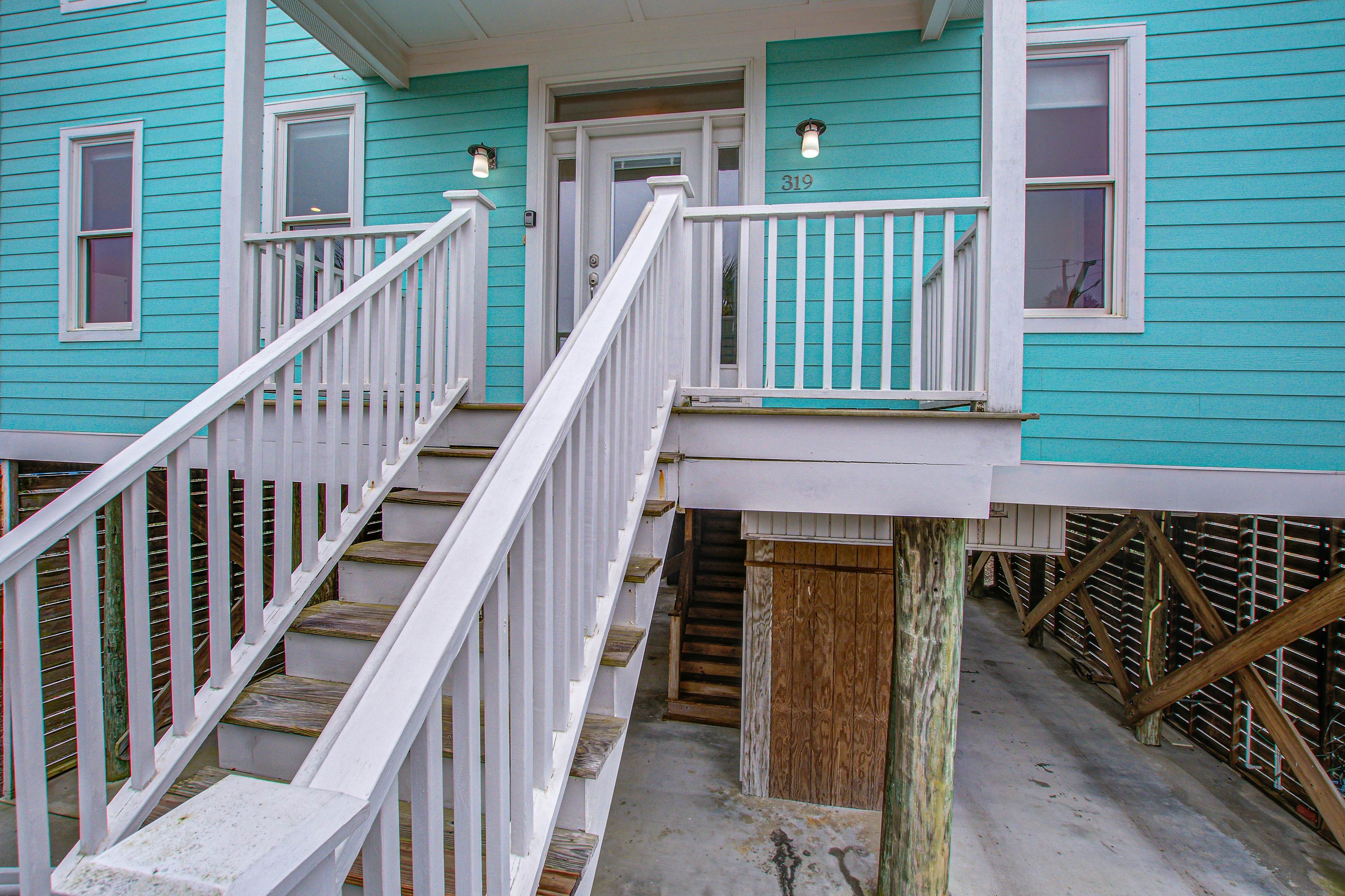 Oceanfront gem with amazing views, deck, & loft - walk to downtown Folly Beach