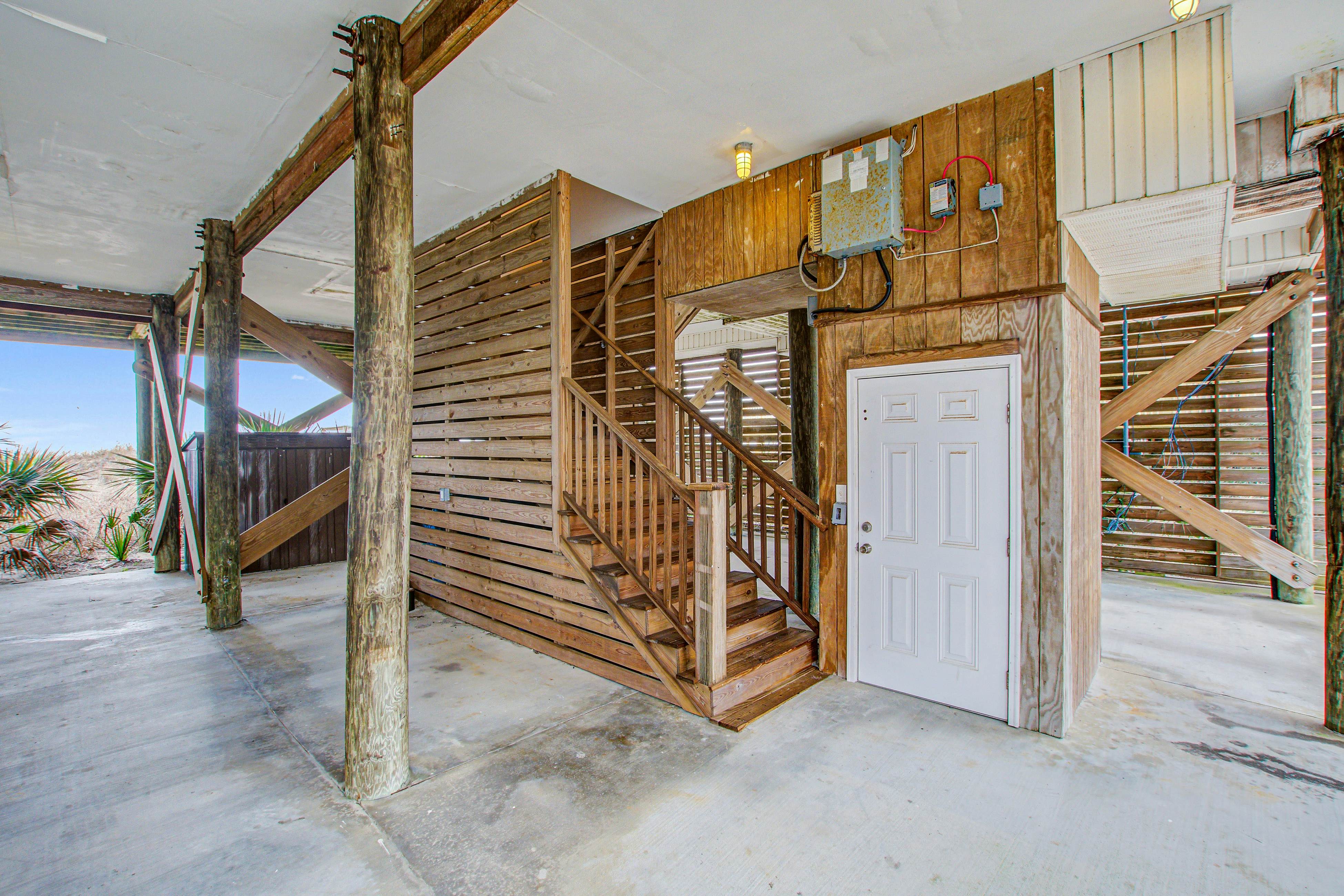 Oceanfront gem with amazing views, deck, & loft - walk to downtown Folly Beach