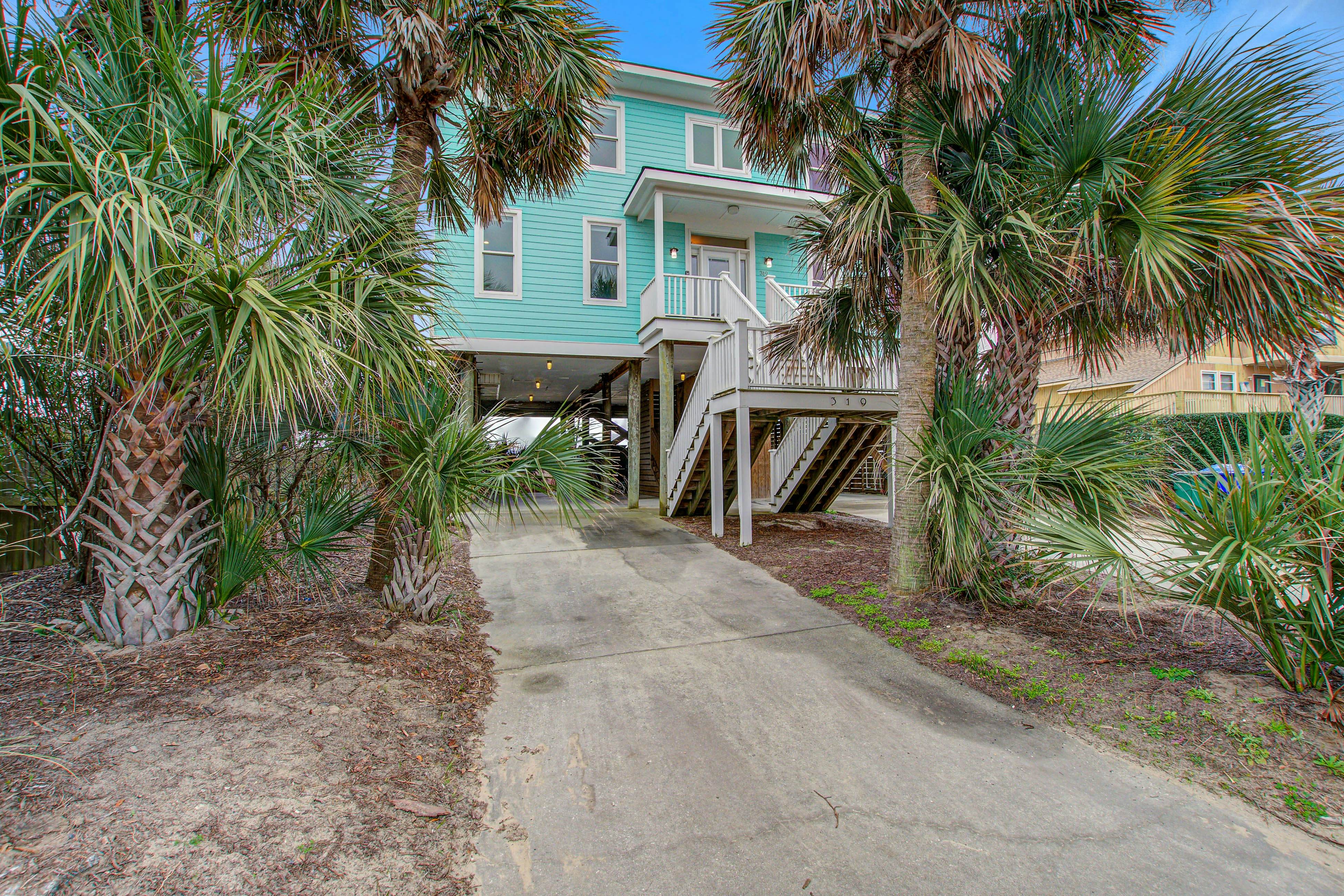 Oceanfront gem with amazing views, deck, & loft - walk to downtown Folly Beach