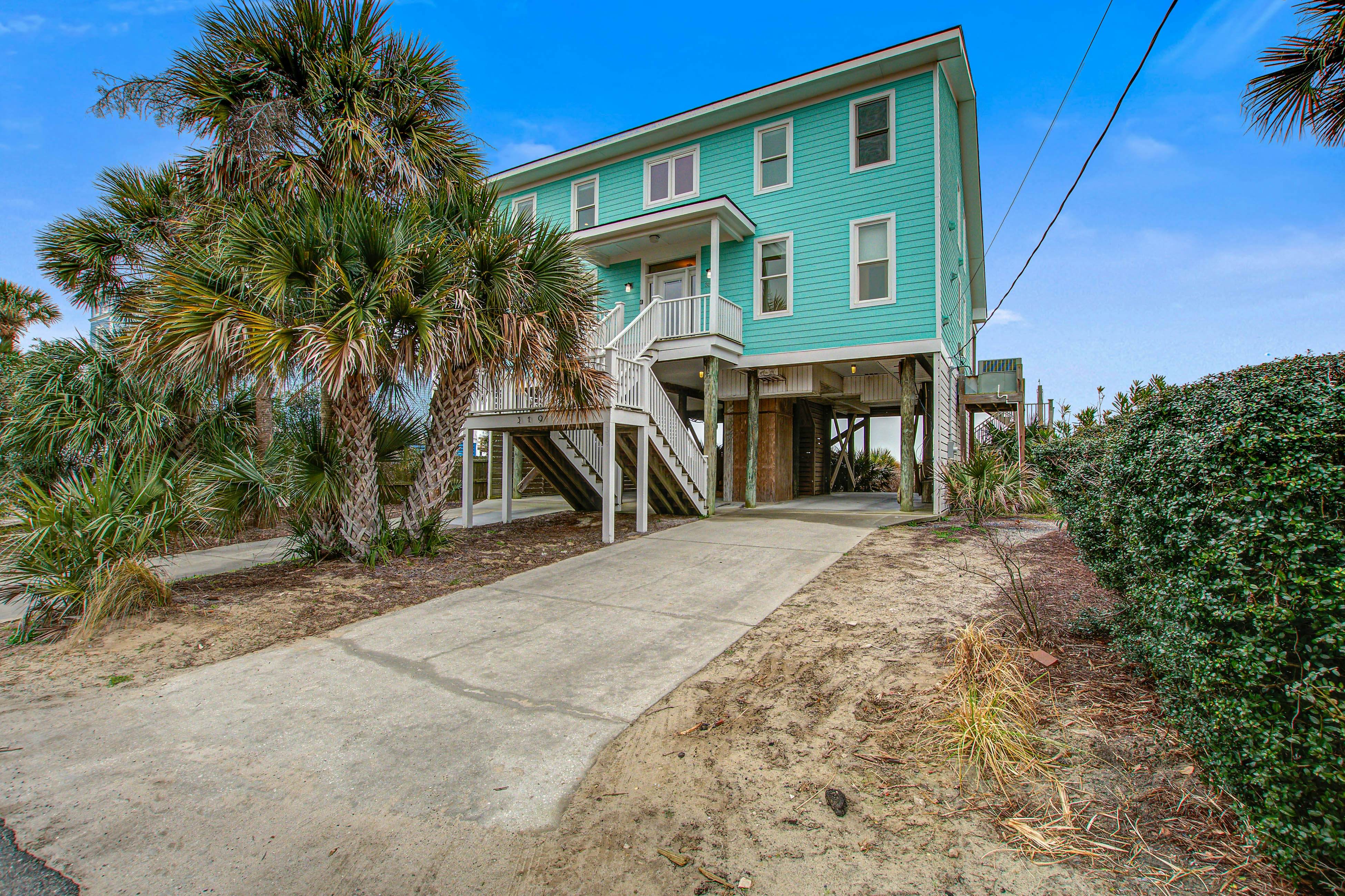 Oceanfront gem with amazing views, deck, & loft - walk to downtown Folly Beach