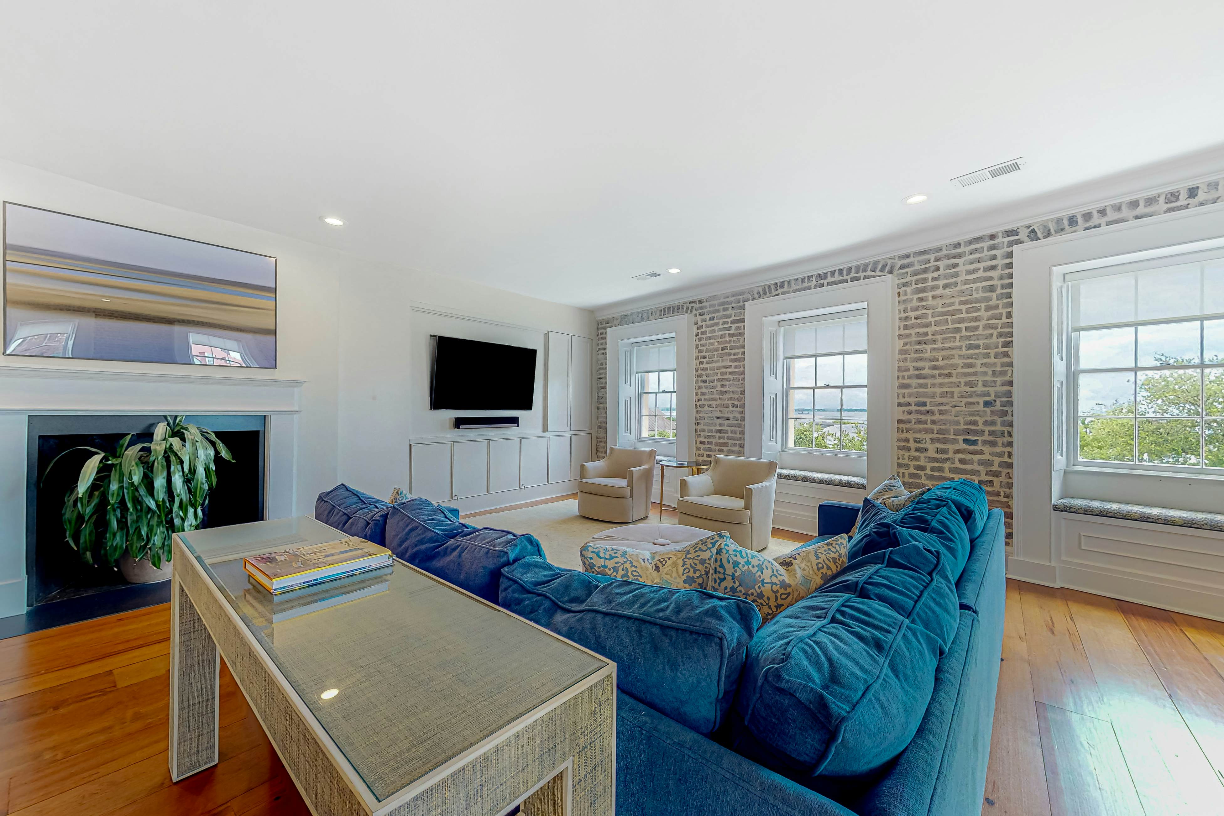 Rainbow Row Pied-À-Terre Condo in Charleston