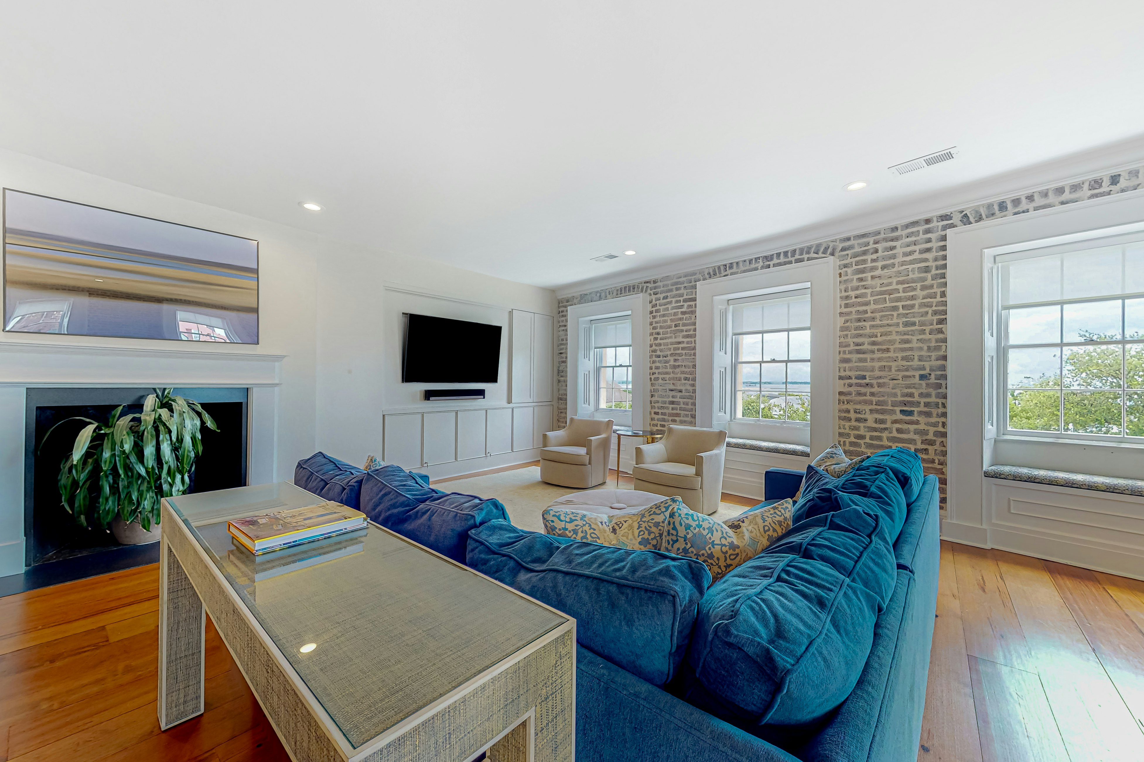 Rainbow Row Pied-À-Terre Condo in Charleston