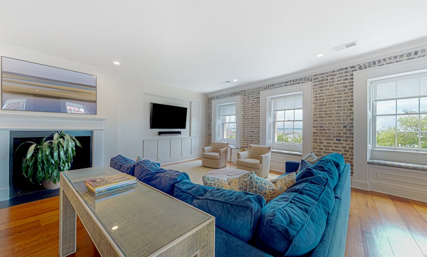 Rainbow Row Pied-À-Terre Condo in Charleston