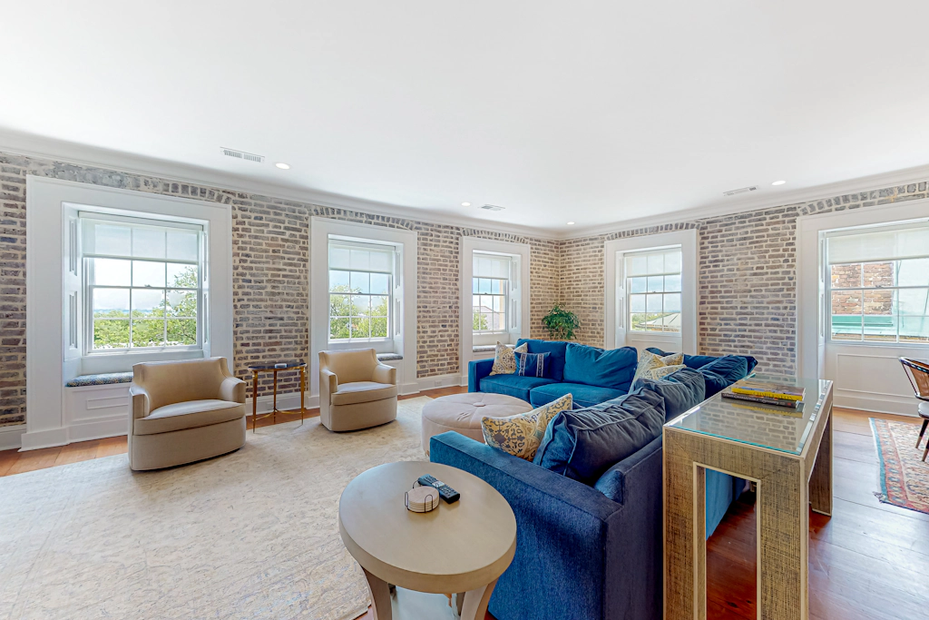Rainbow Row Pied-À-Terre Condo in Charleston