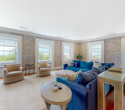 Rainbow Row Pied-À-Terre Condo in Charleston