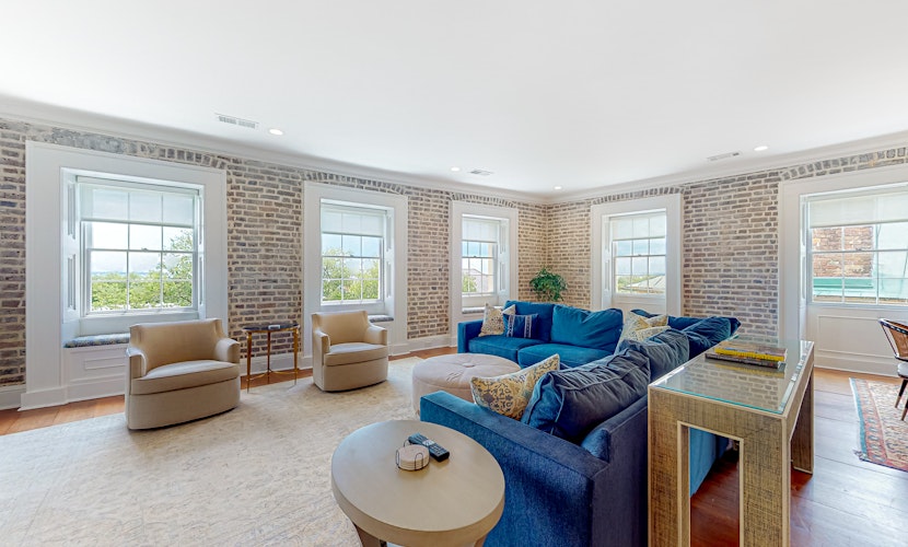 Rainbow Row Pied-À-Terre Condo in Charleston