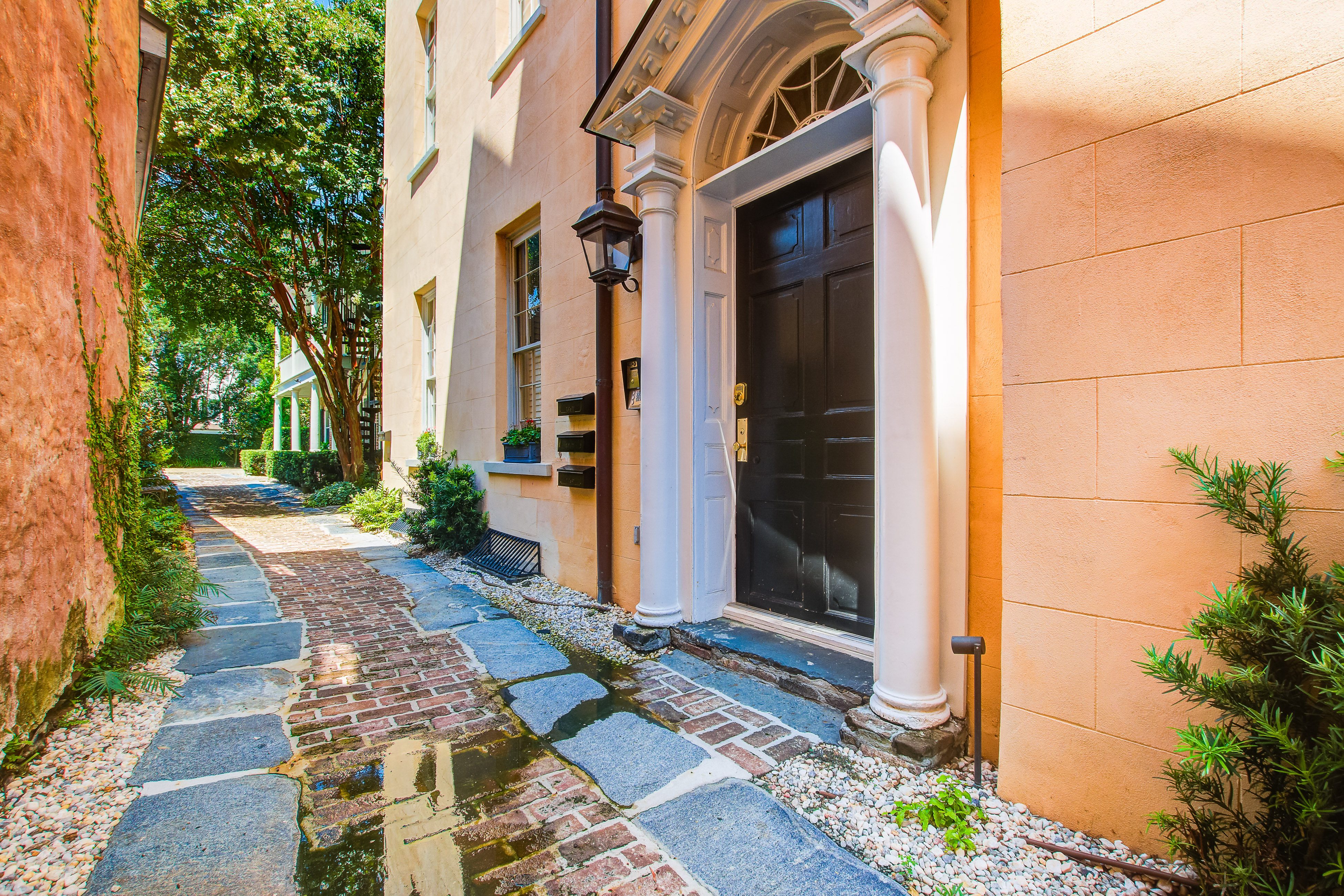 Rainbow Row Pied-À-Terre Condo in Charleston