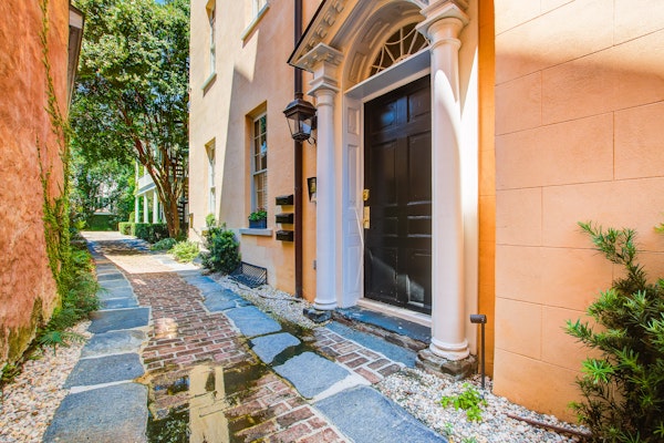 Rainbow Row Pied-À-Terre Condo in Charleston