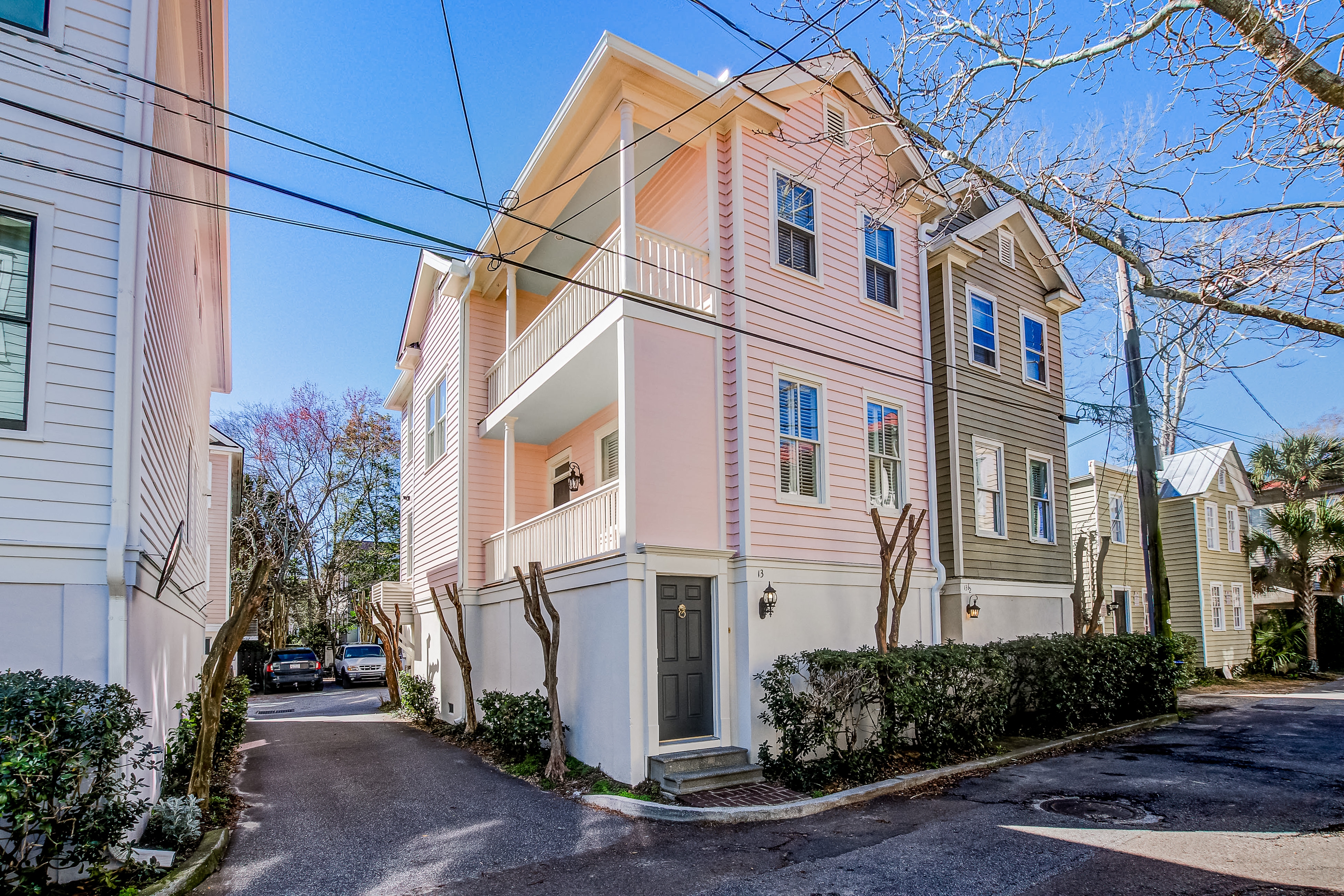 2-story downtown Charleston house with balcony, washer/dryer, central AC, WiFi