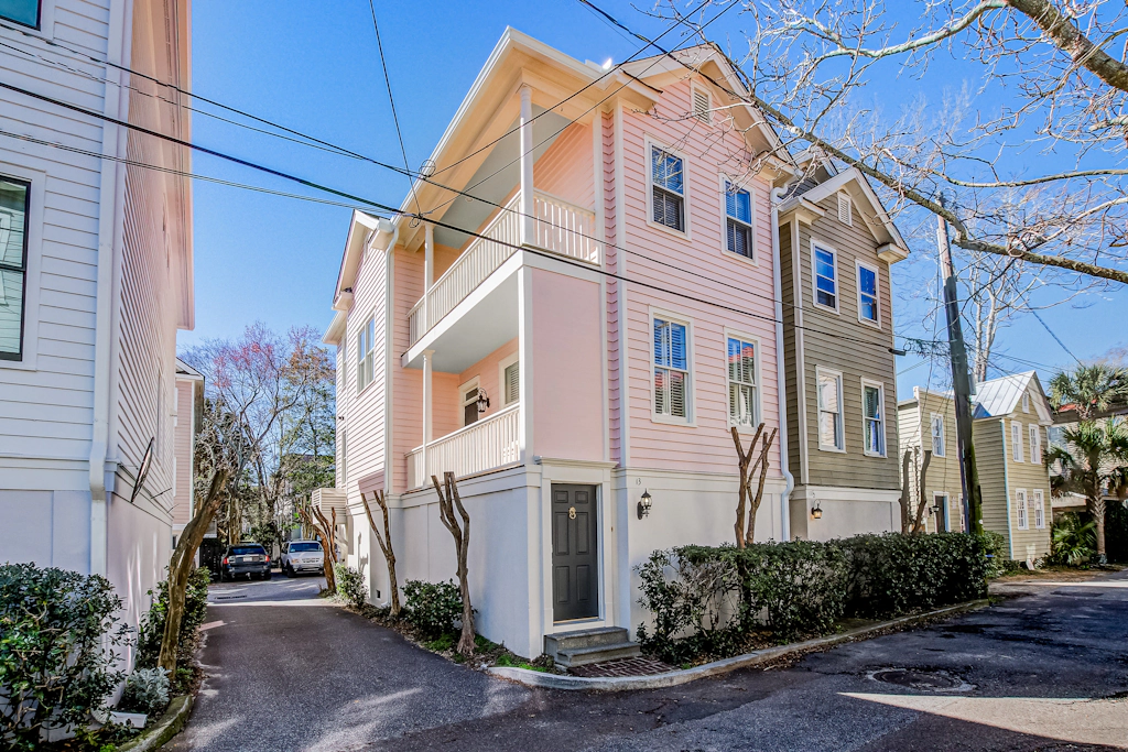 2-story downtown Charleston house with balcony, washer/dryer, central AC, WiFi