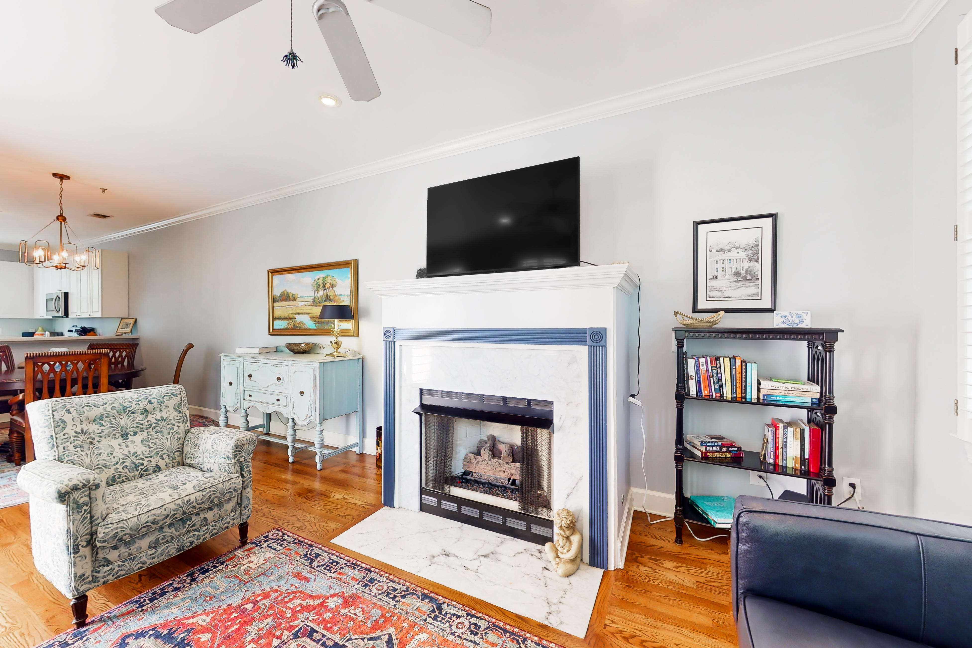 2-story downtown Charleston house with balcony, washer/dryer, central AC, WiFi