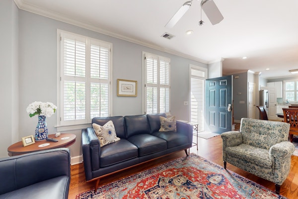 2-story downtown Charleston house with balcony, washer/dryer, central AC, WiFi