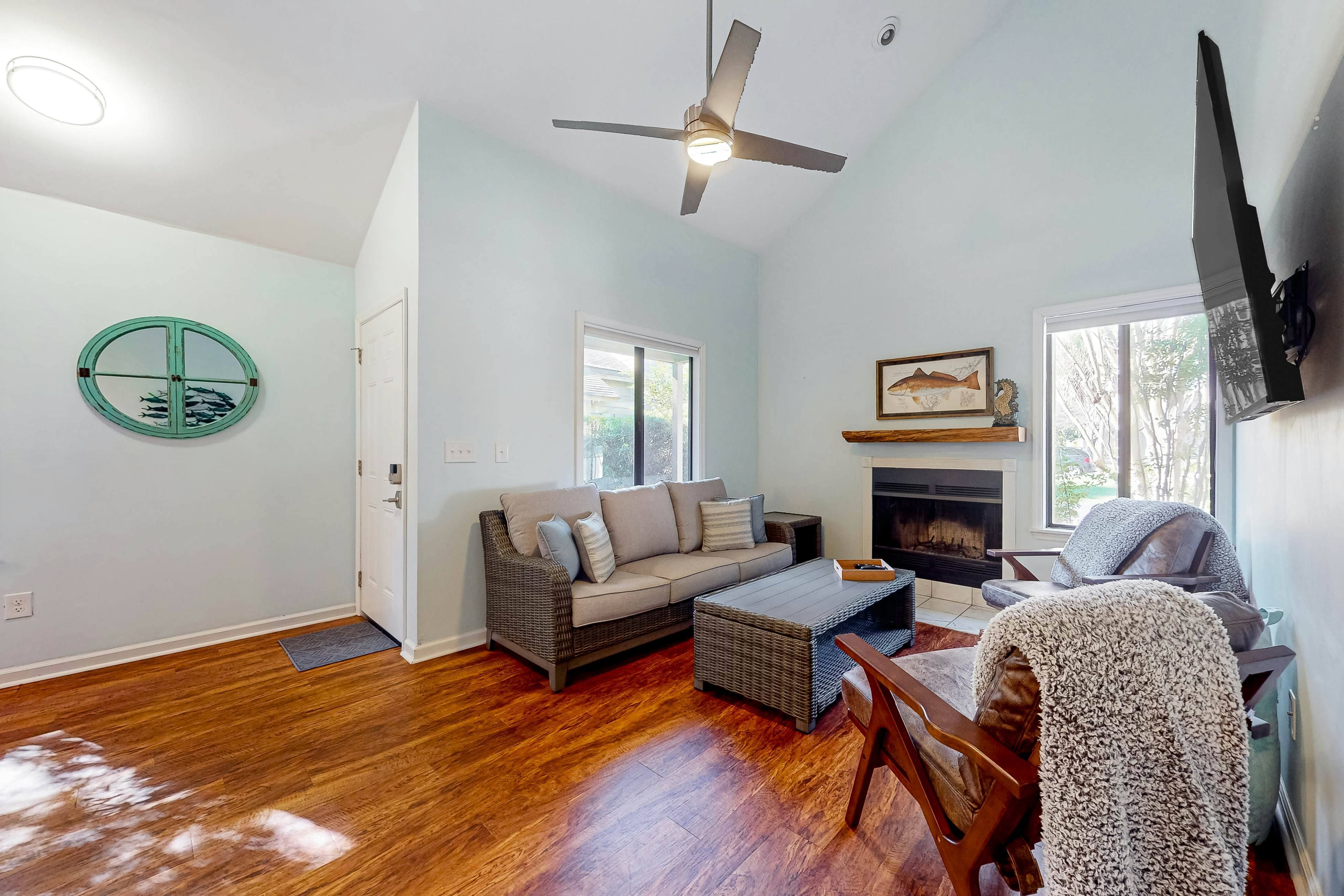 Dog-friendly townhouse close to downtown & Folly Beach with patio