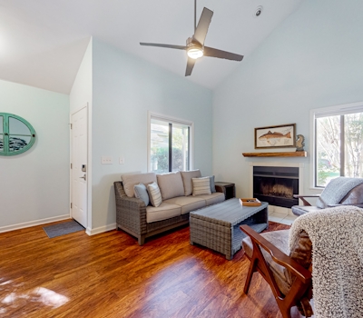 Dog-friendly townhouse close to downtown & Folly Beach with patio