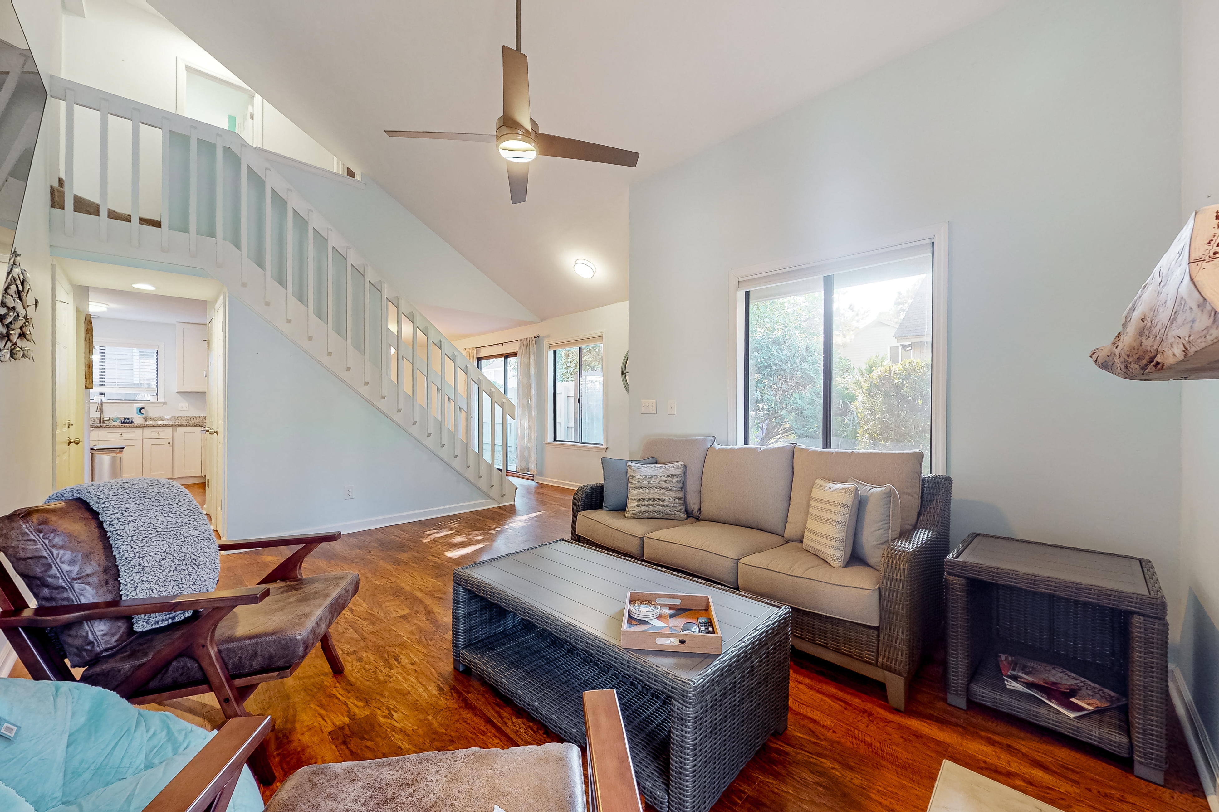 Dog-friendly townhouse close to downtown & Folly Beach with patio