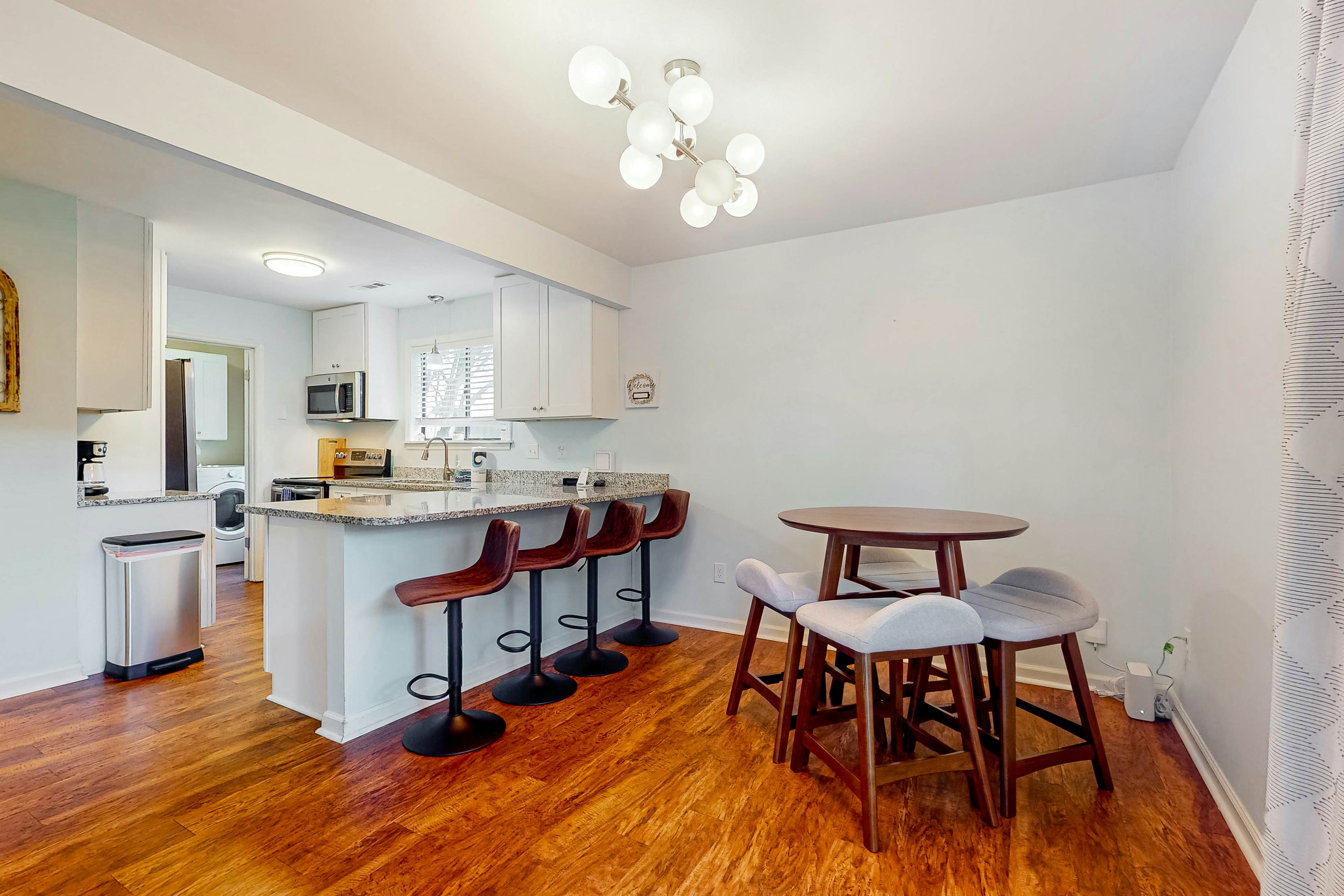 Dog-friendly townhouse close to downtown & Folly Beach with patio