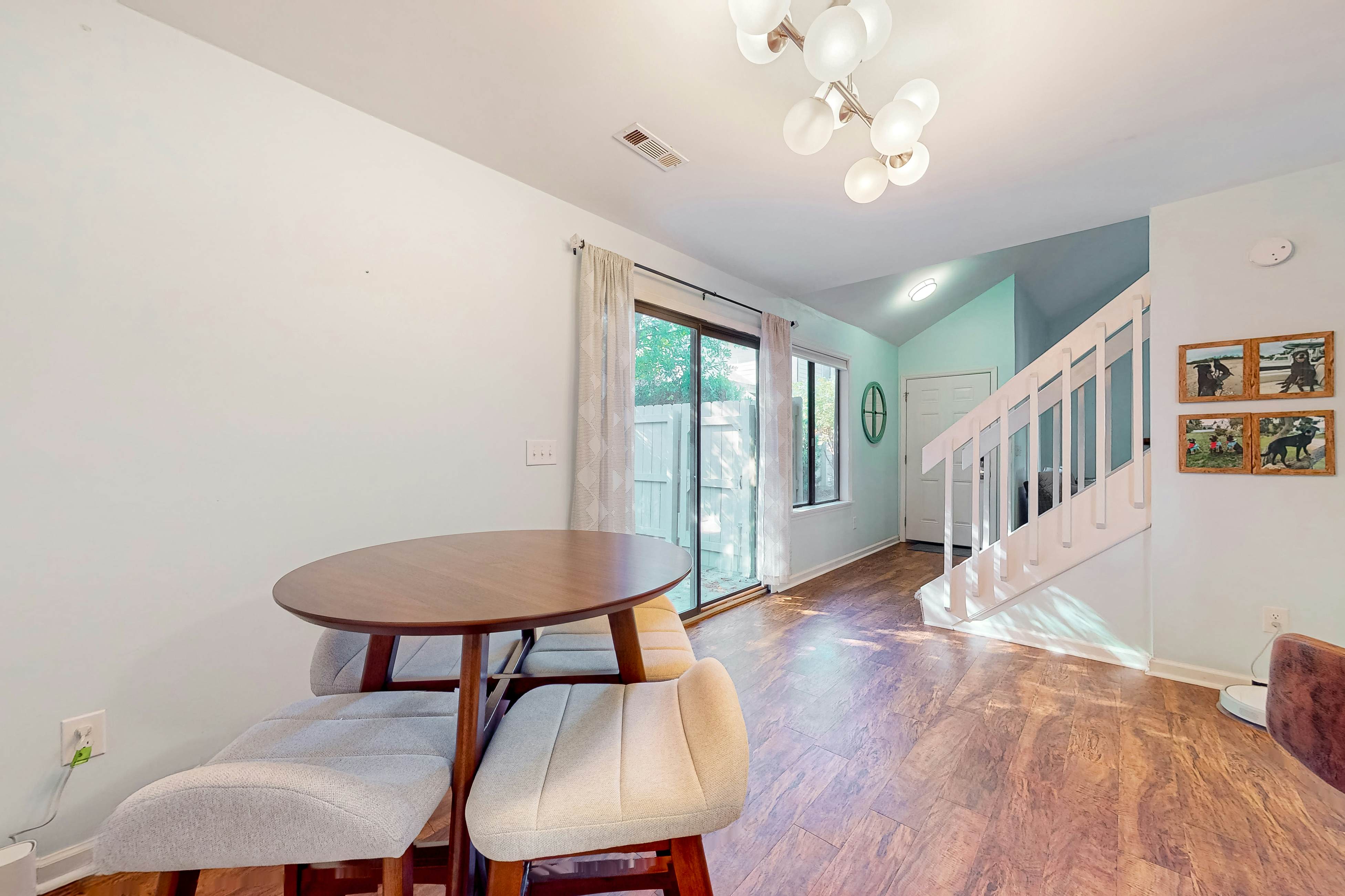 Dog-friendly townhouse close to downtown & Folly Beach with patio