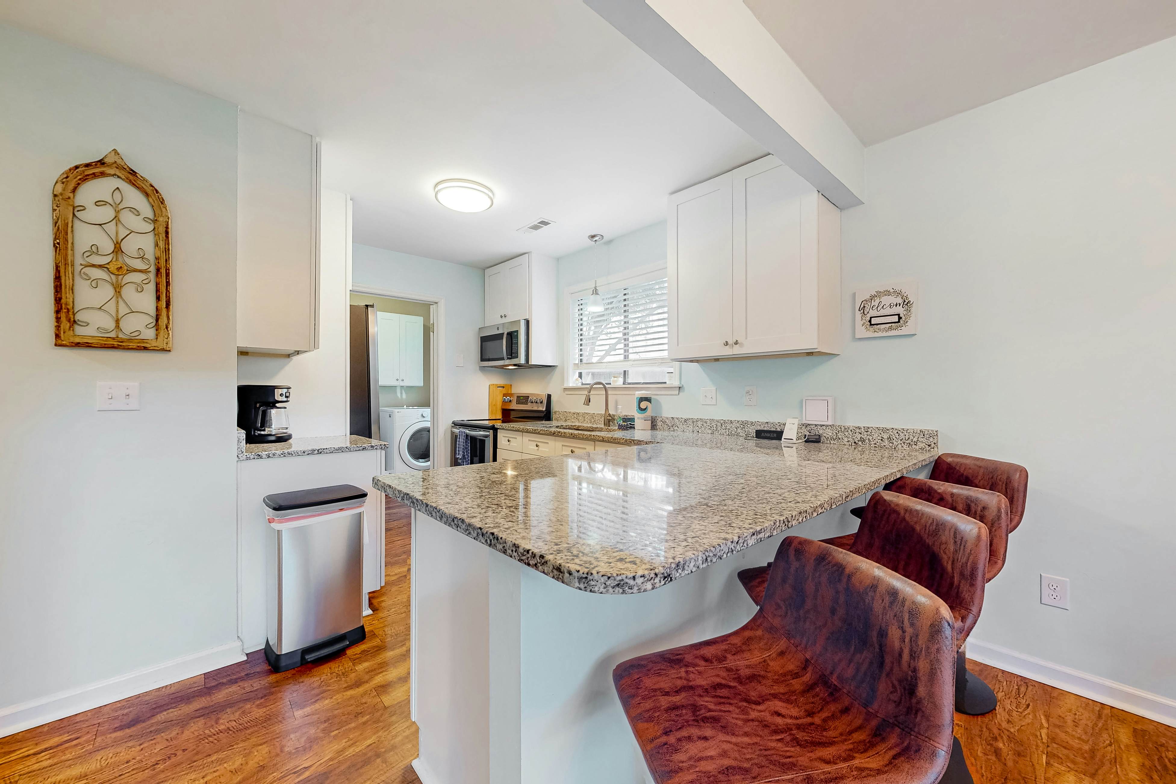 Dog-friendly townhouse close to downtown & Folly Beach with patio