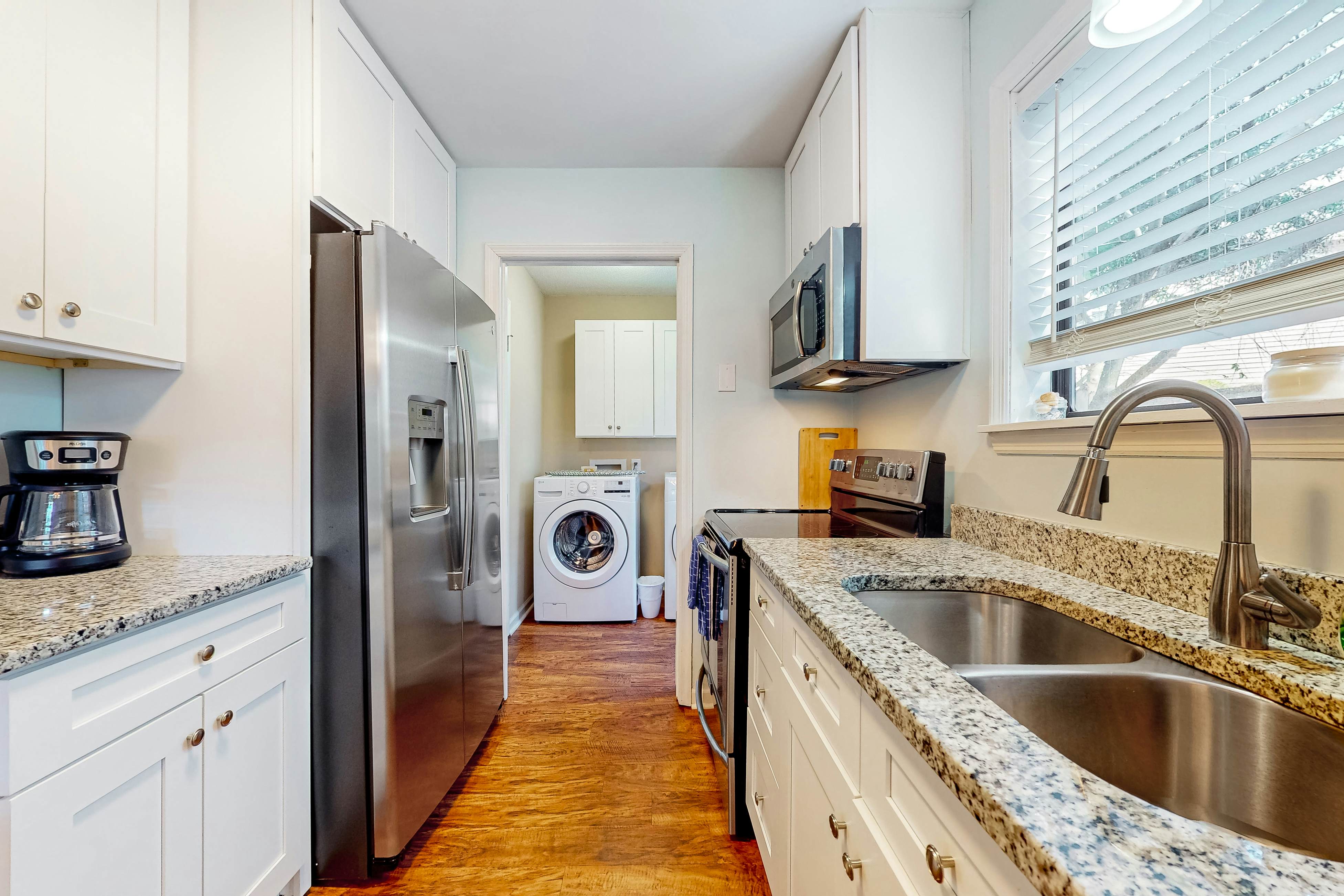 Dog-friendly townhouse close to downtown & Folly Beach with patio