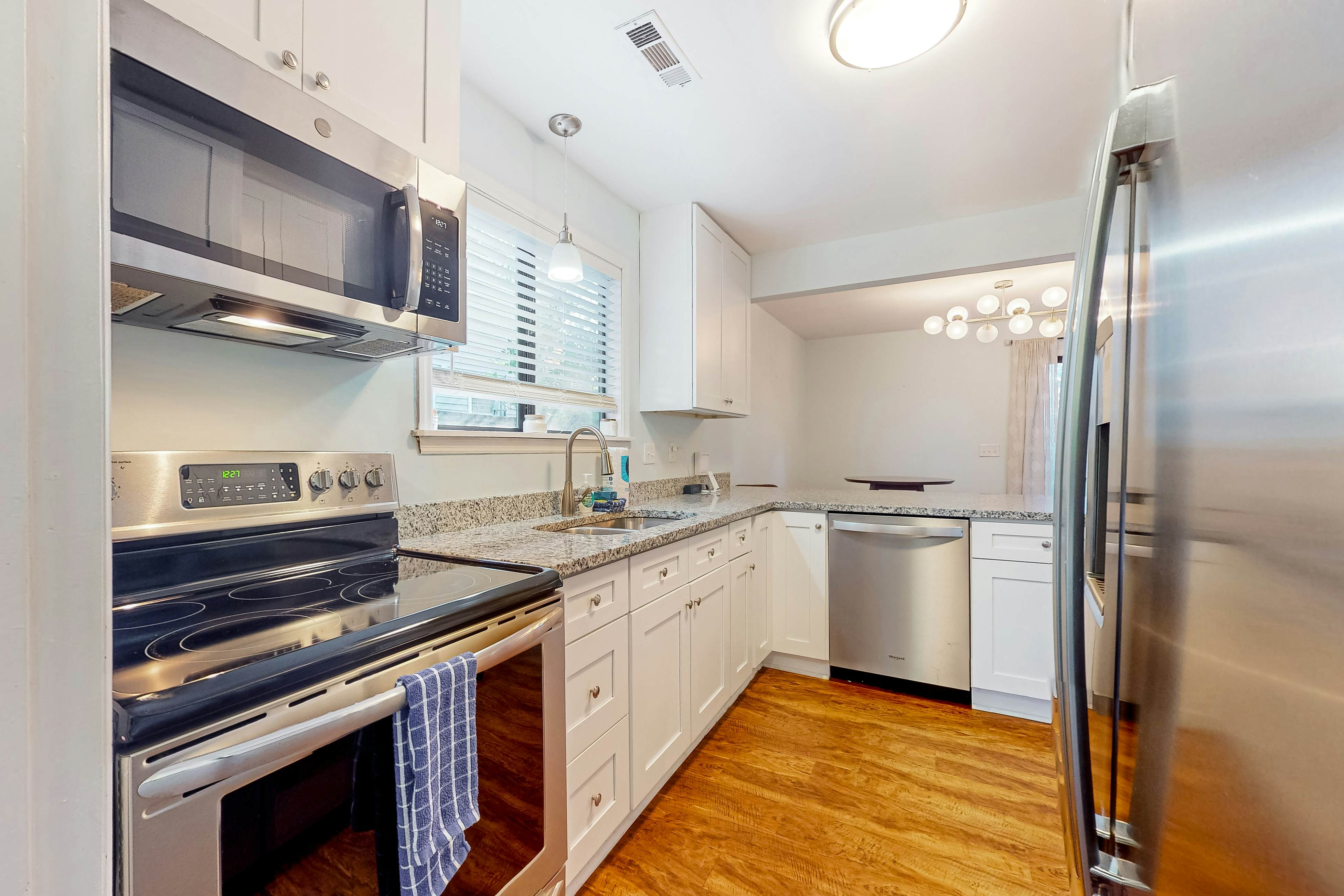 Dog-friendly townhouse close to downtown & Folly Beach with patio