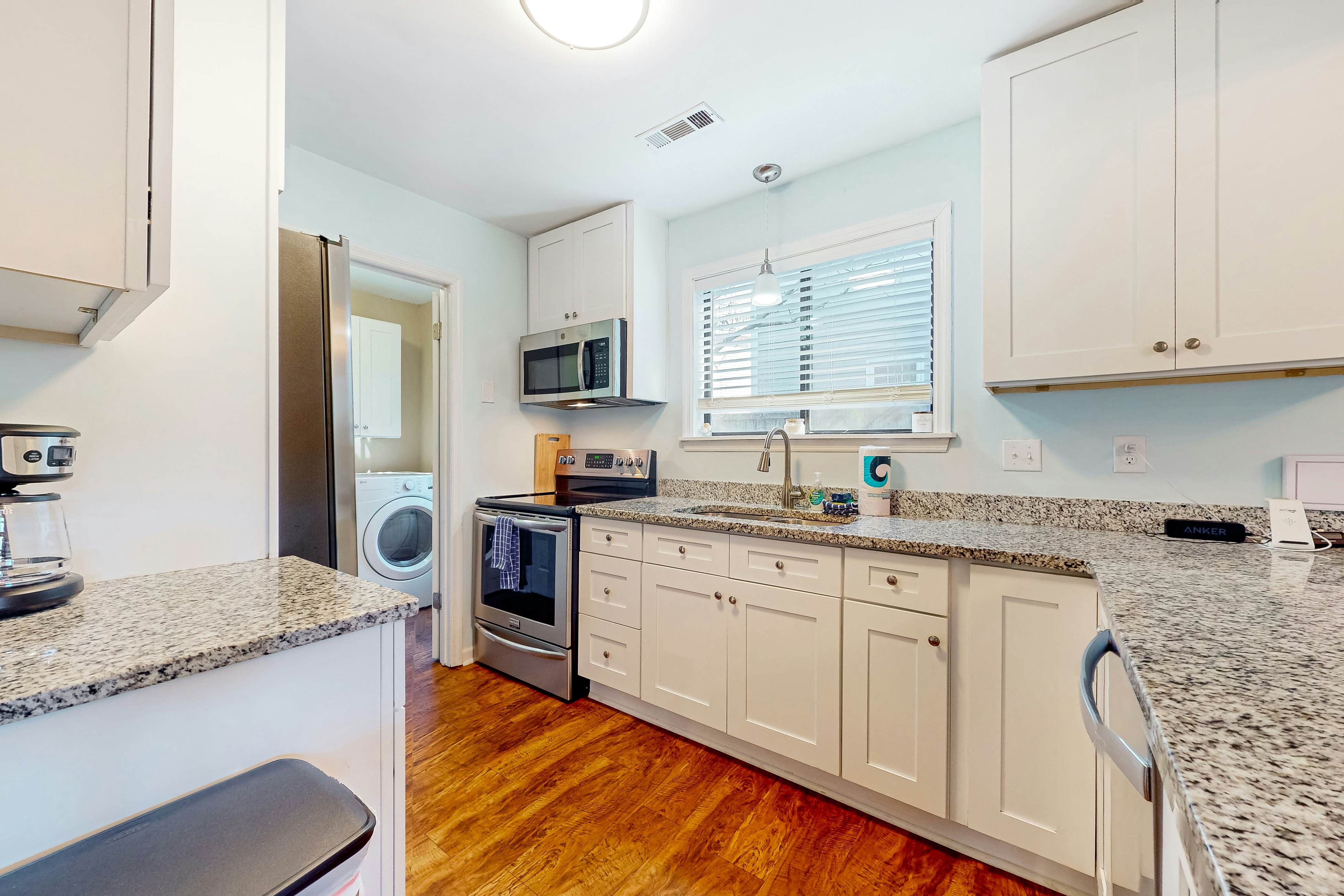 Dog-friendly townhouse close to downtown & Folly Beach with patio