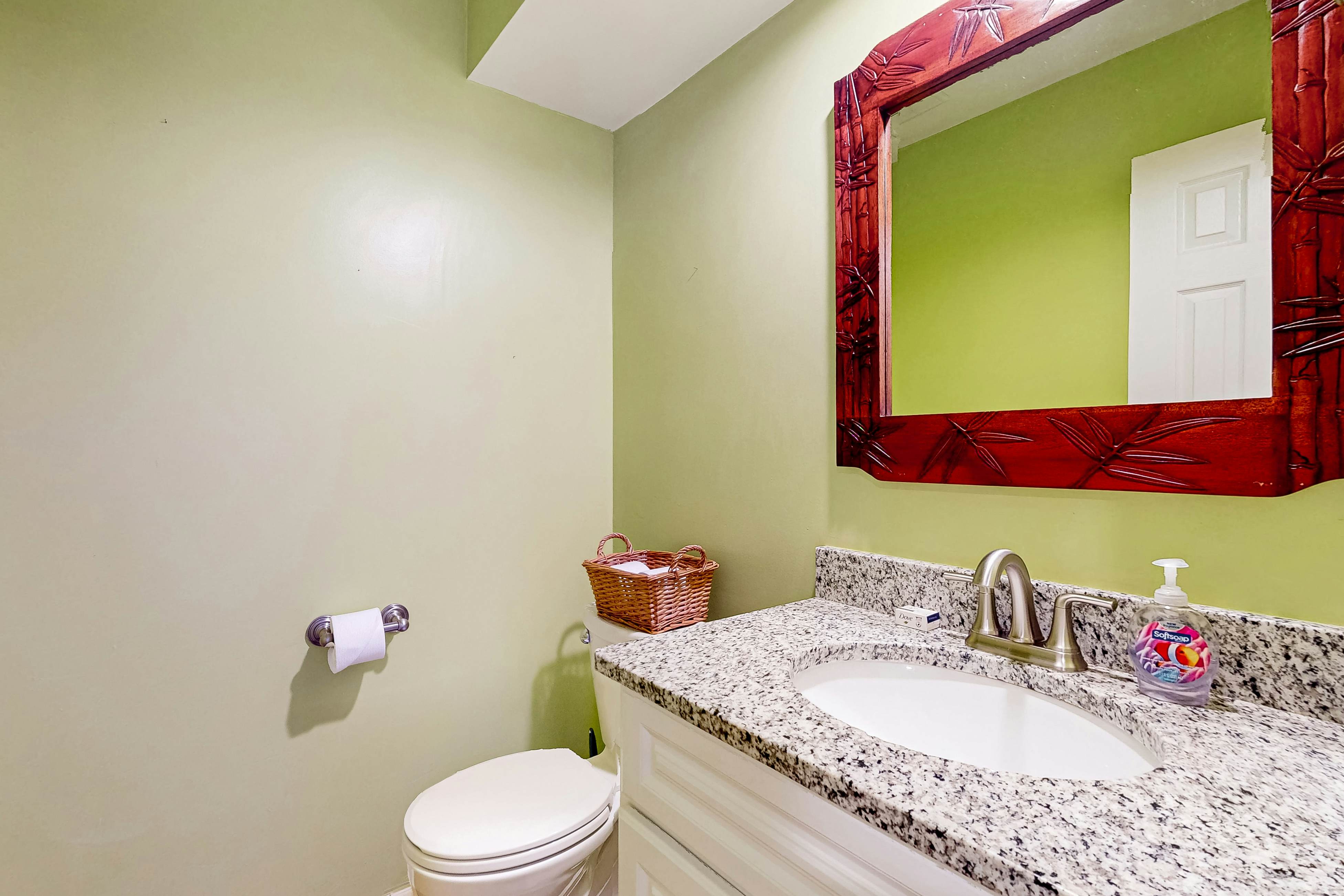 Dog-friendly townhouse close to downtown & Folly Beach with patio