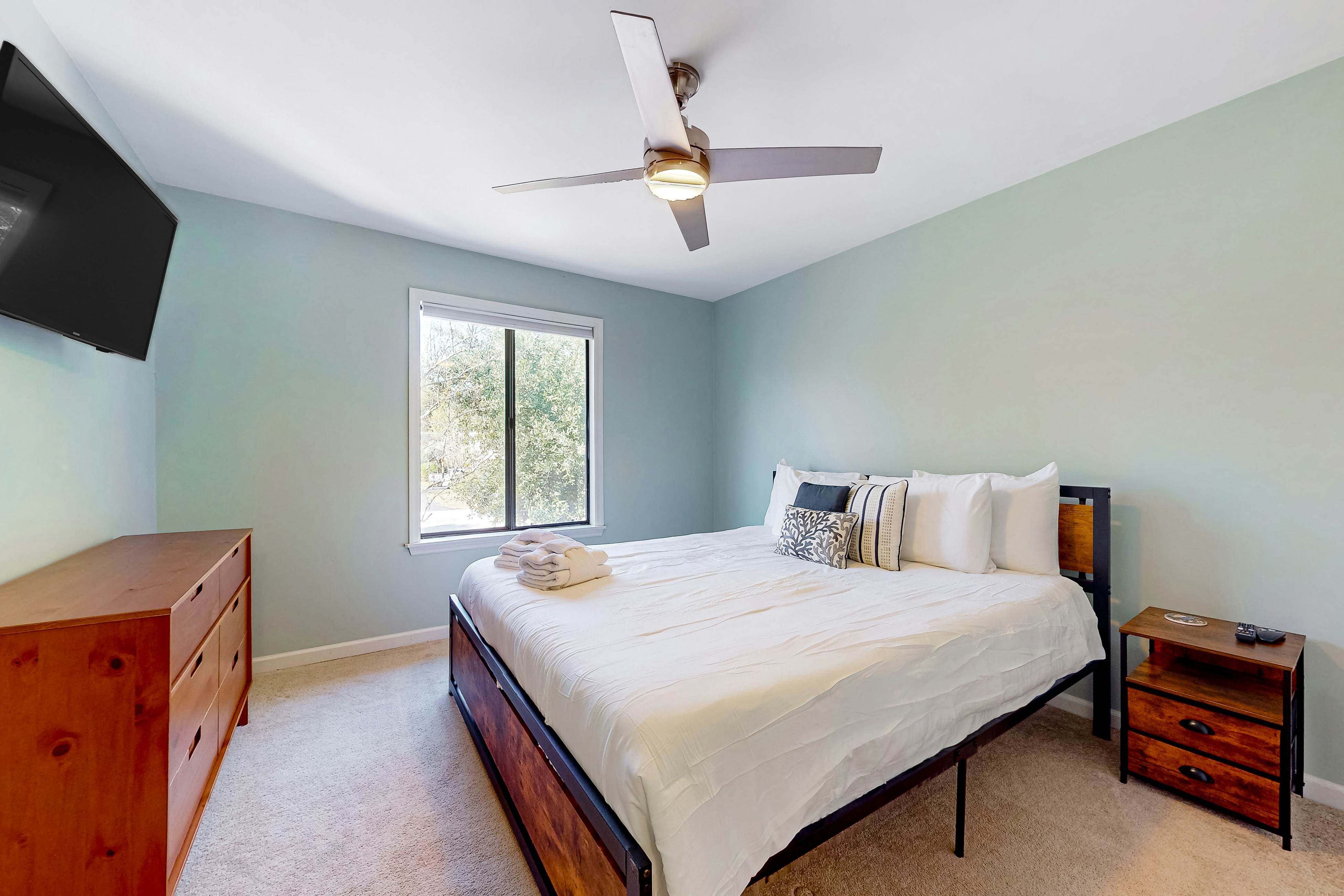 Dog-friendly townhouse close to downtown & Folly Beach with patio