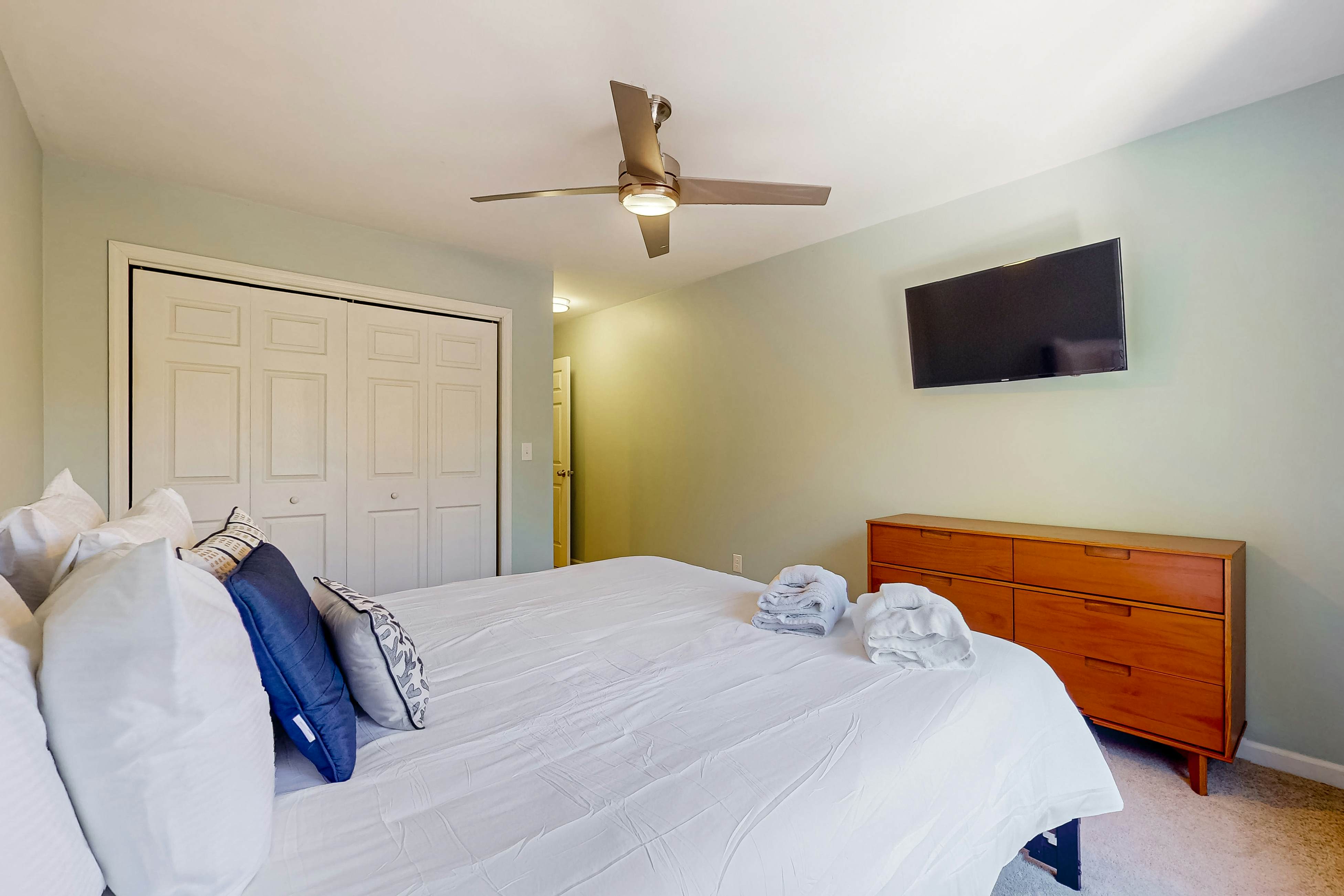 Dog-friendly townhouse close to downtown & Folly Beach with patio