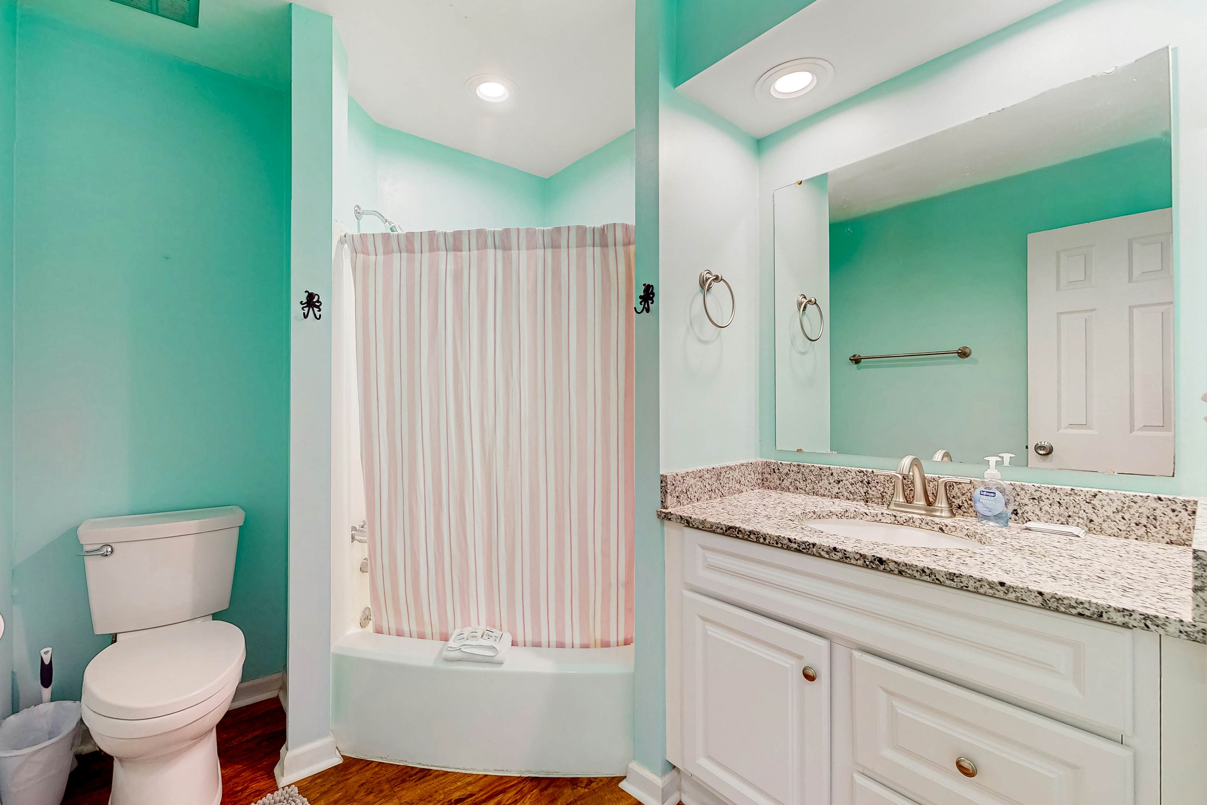 Dog-friendly townhouse close to downtown & Folly Beach with patio