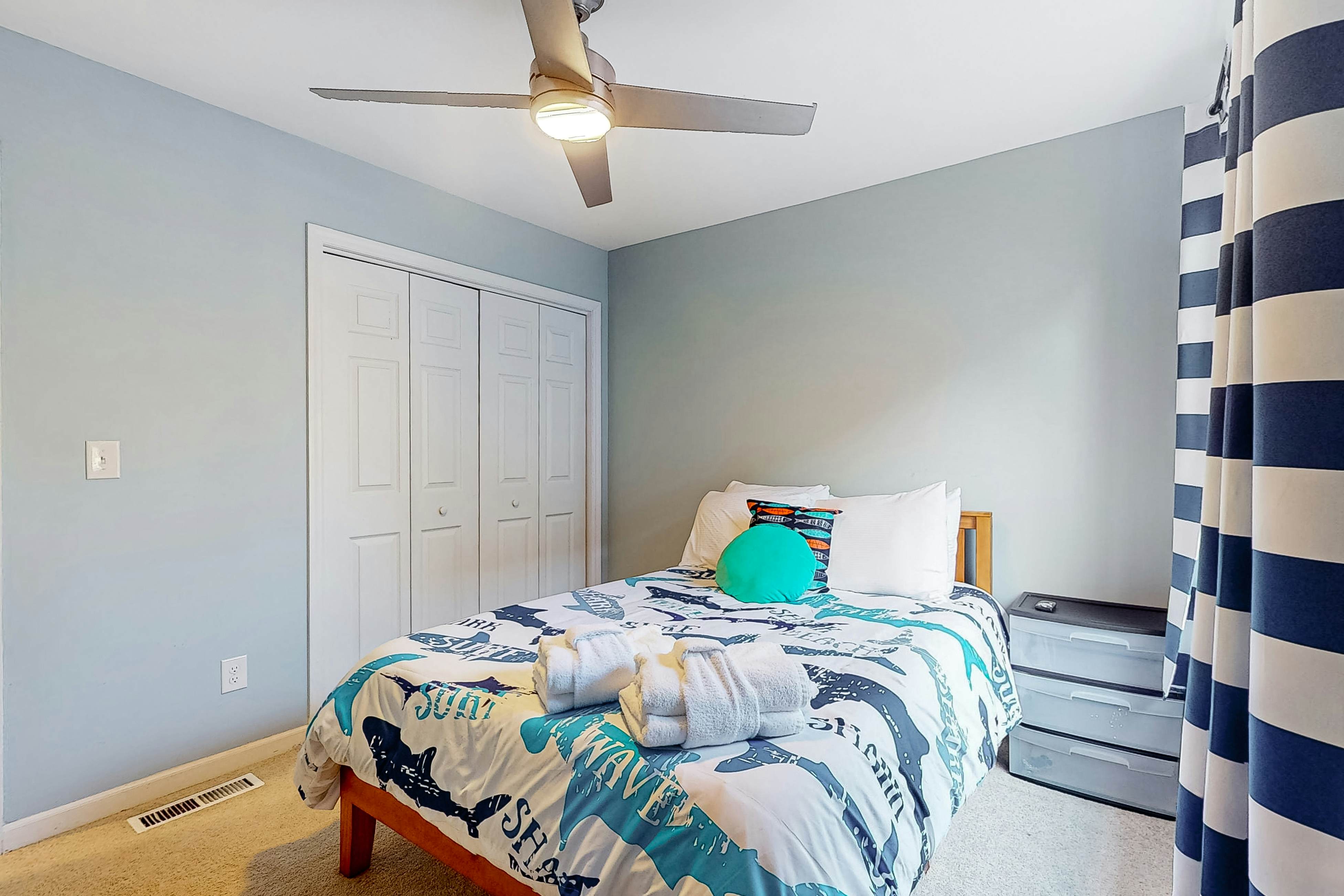 Dog-friendly townhouse close to downtown & Folly Beach with patio