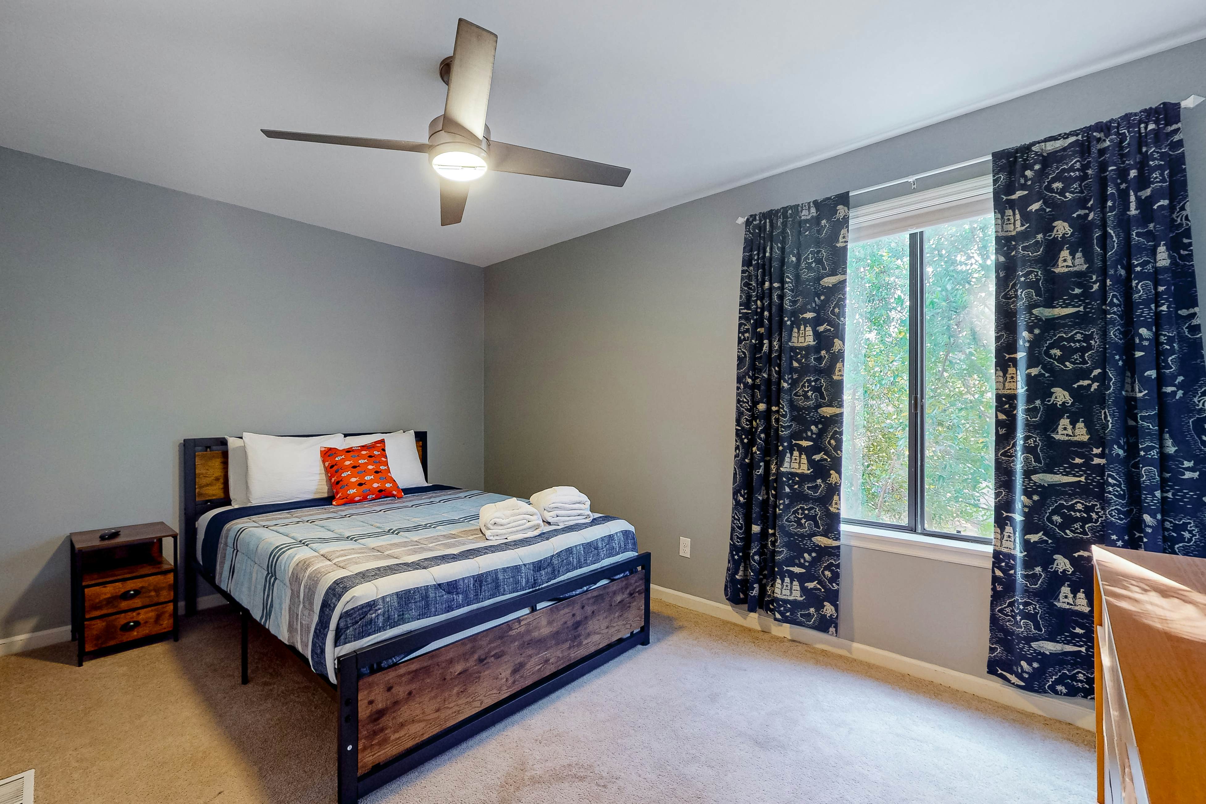 Dog-friendly townhouse close to downtown & Folly Beach with patio