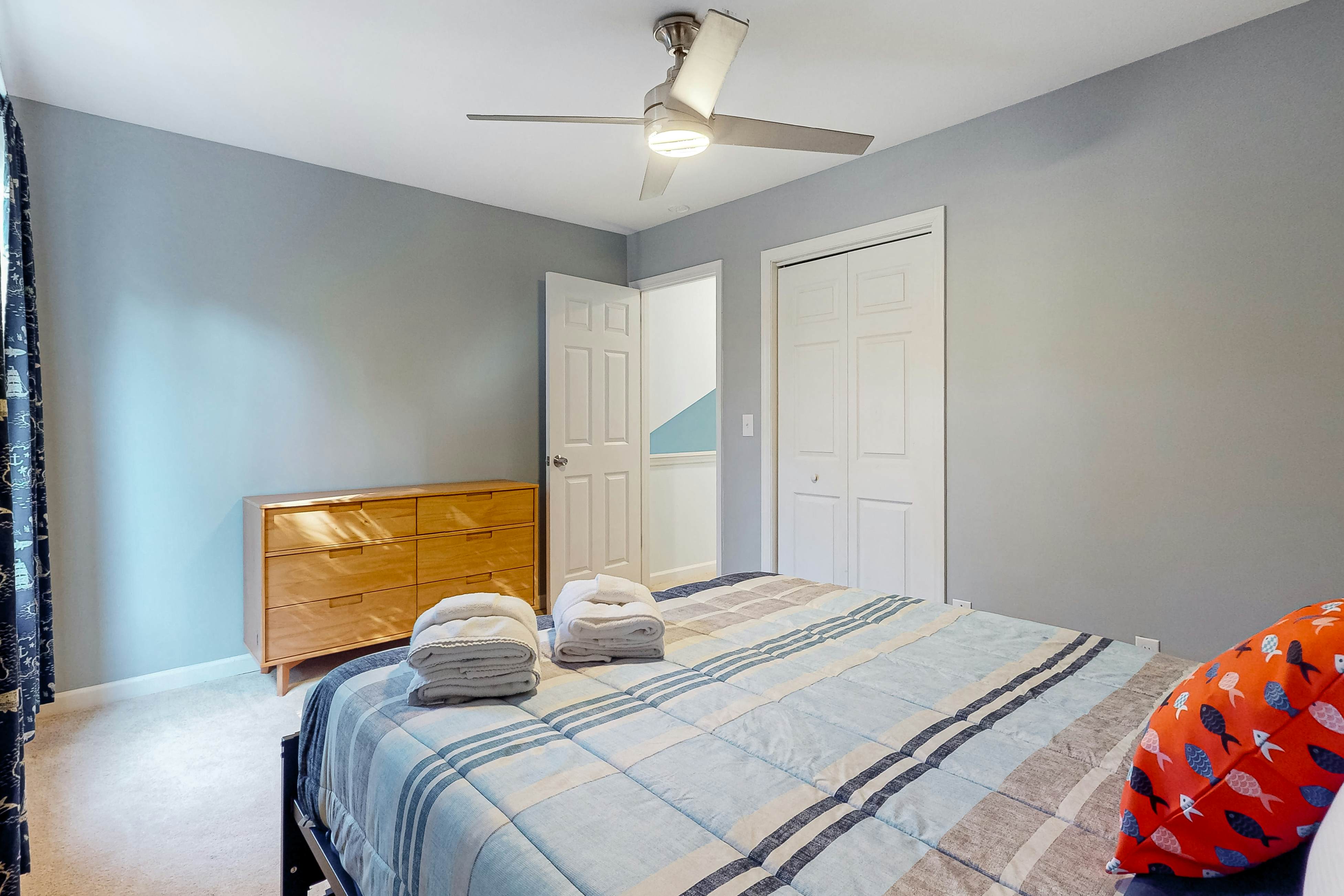 Dog-friendly townhouse close to downtown & Folly Beach with patio