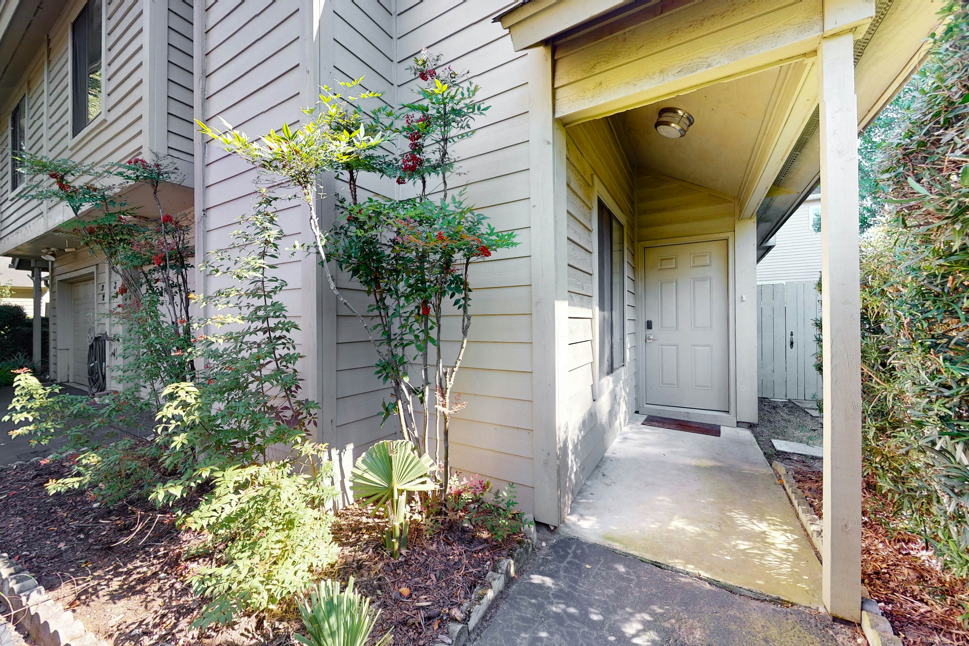 Dog-friendly townhouse close to downtown & Folly Beach with patio