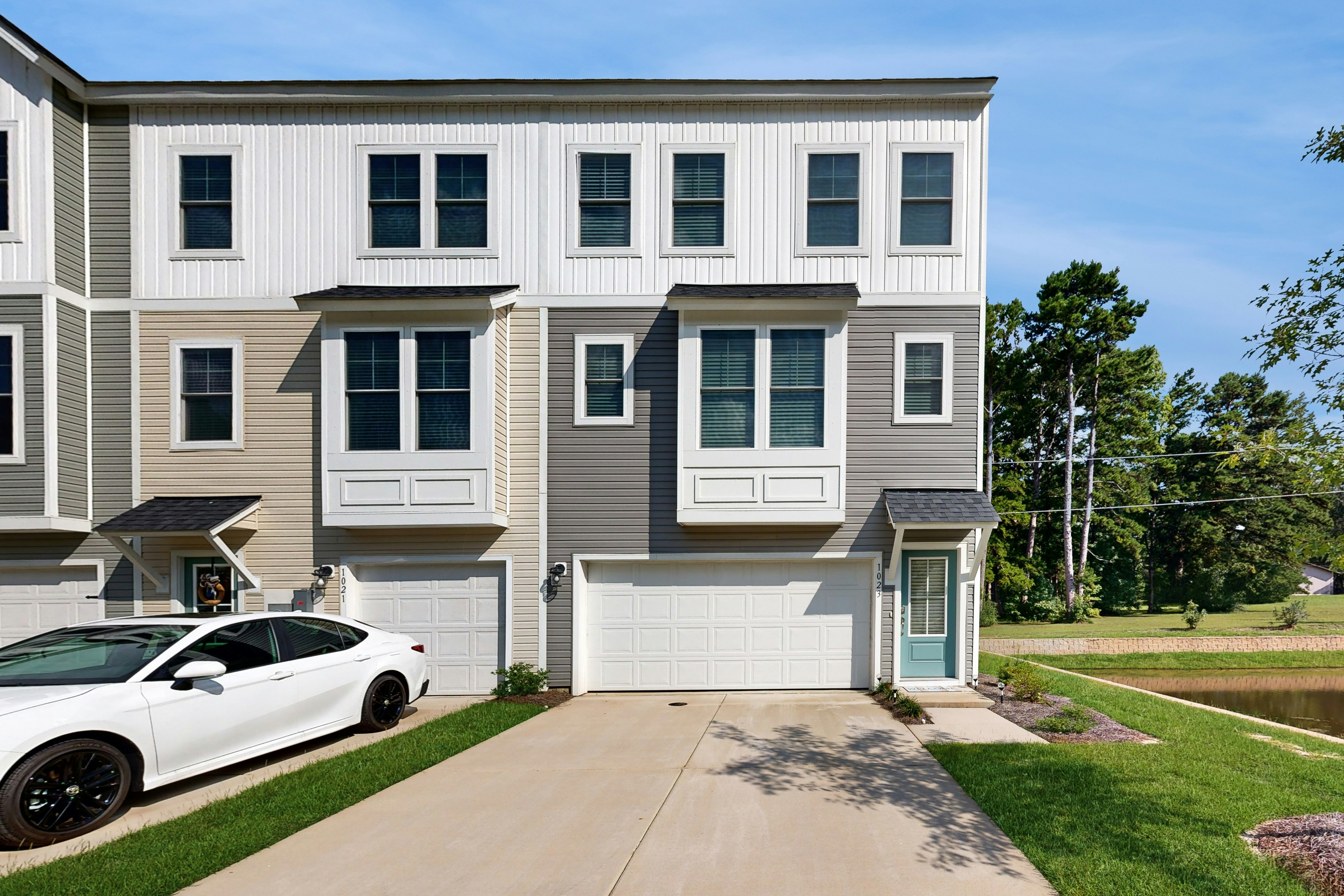 Charming townhouse with deck and washer/dryer, central AC, and WIFI