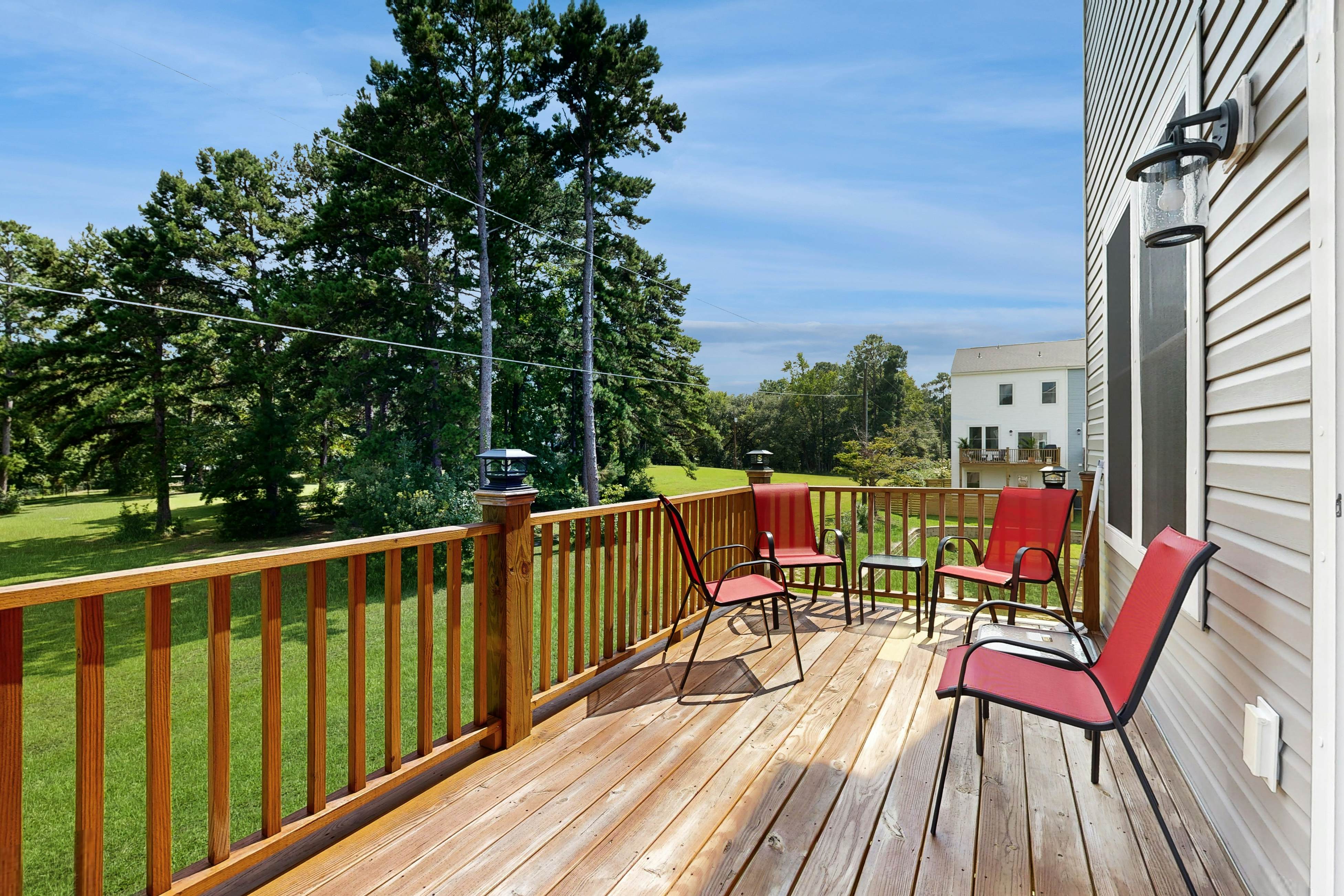 Charming townhouse with deck and washer/dryer, central AC, and WIFI