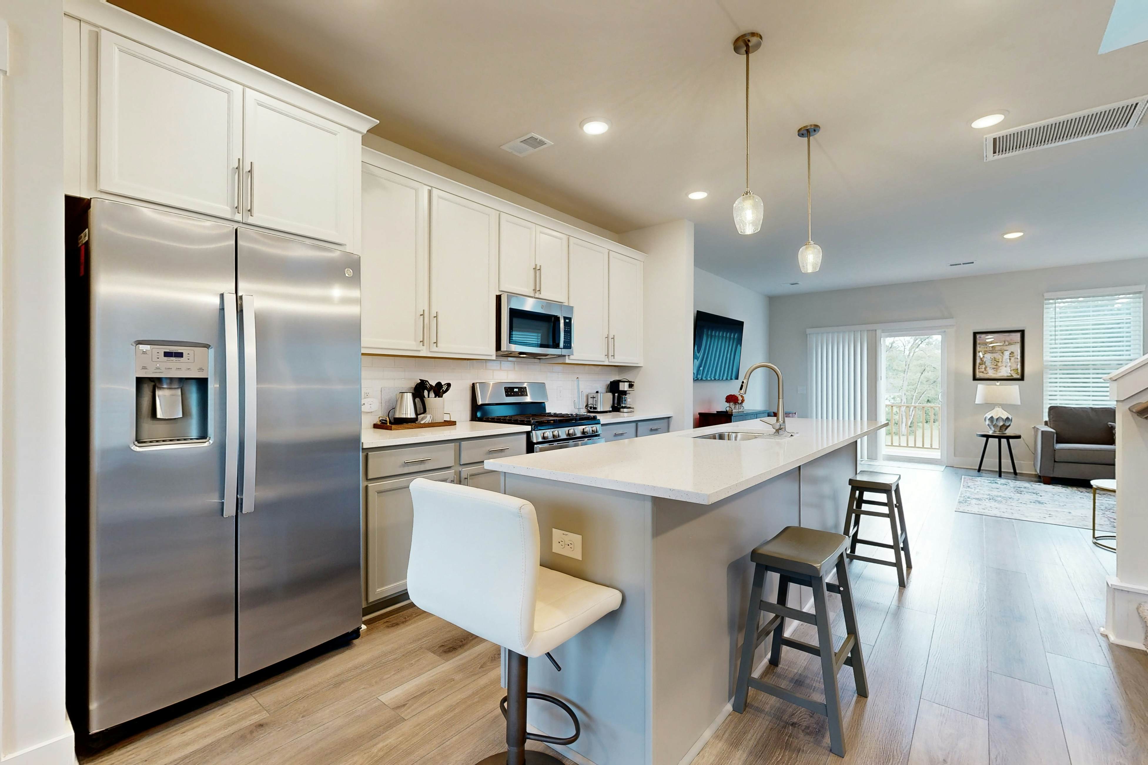 Charming townhouse with deck and washer/dryer, central AC, and WIFI