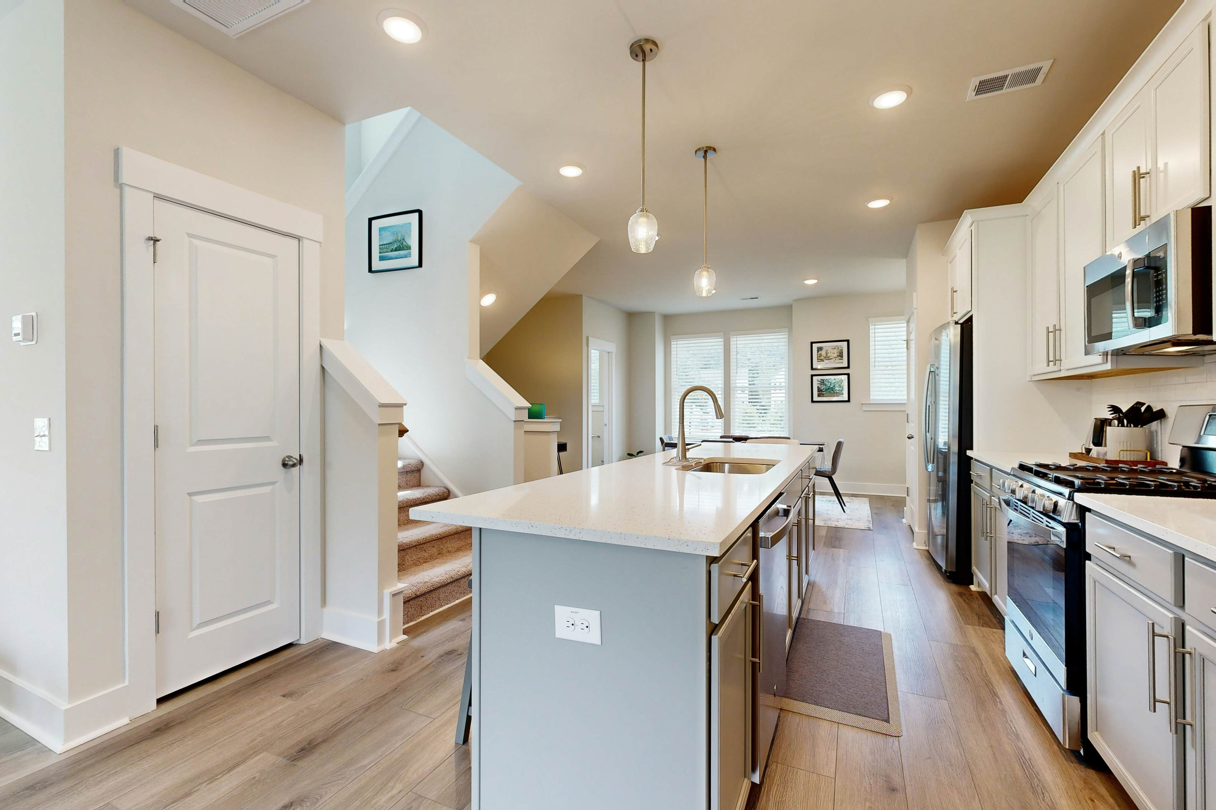 Charming townhouse with deck and washer/dryer, central AC, and WIFI