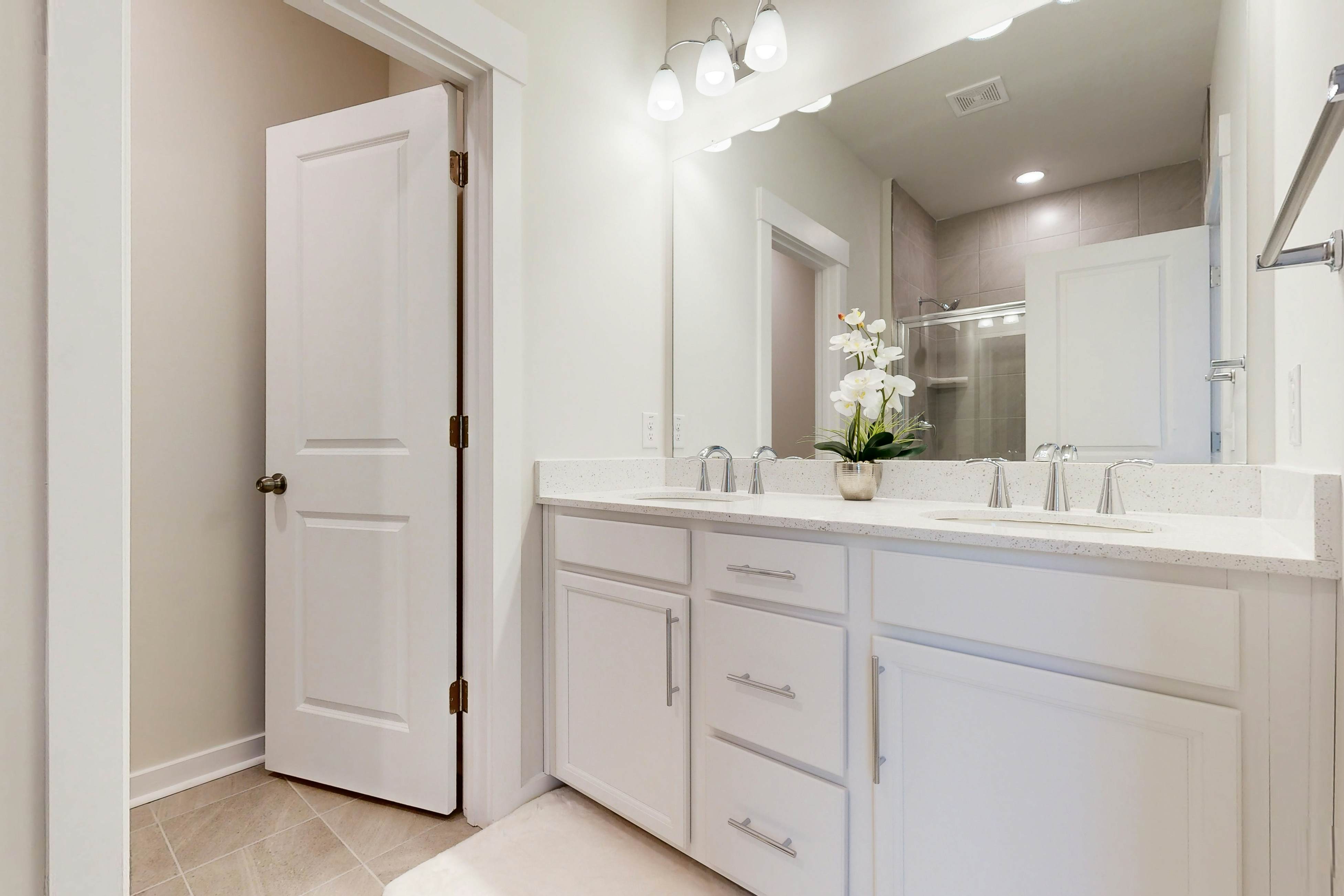 Charming townhouse with deck and washer/dryer, central AC, and WIFI