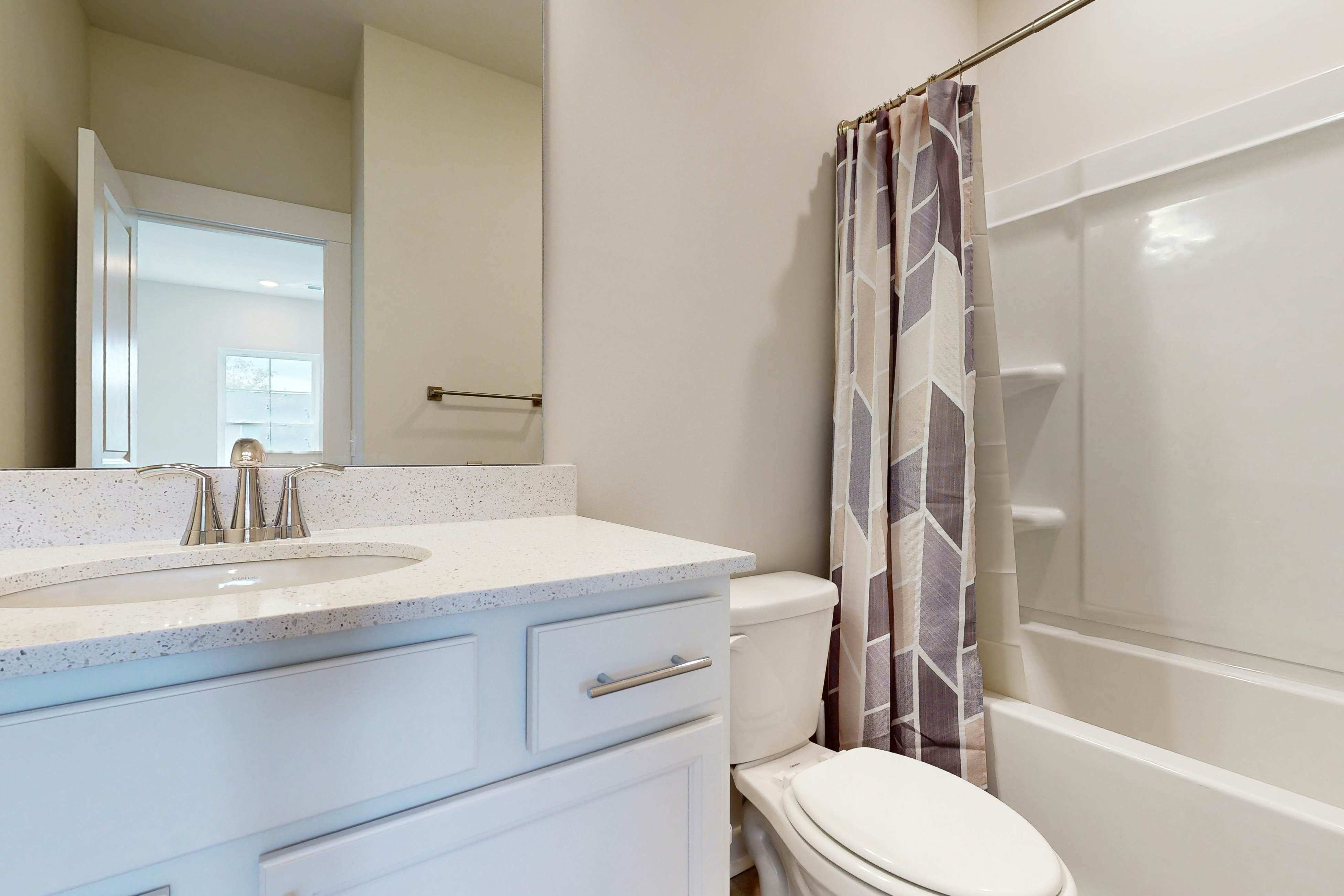 Charming townhouse with deck and washer/dryer, central AC, and WIFI