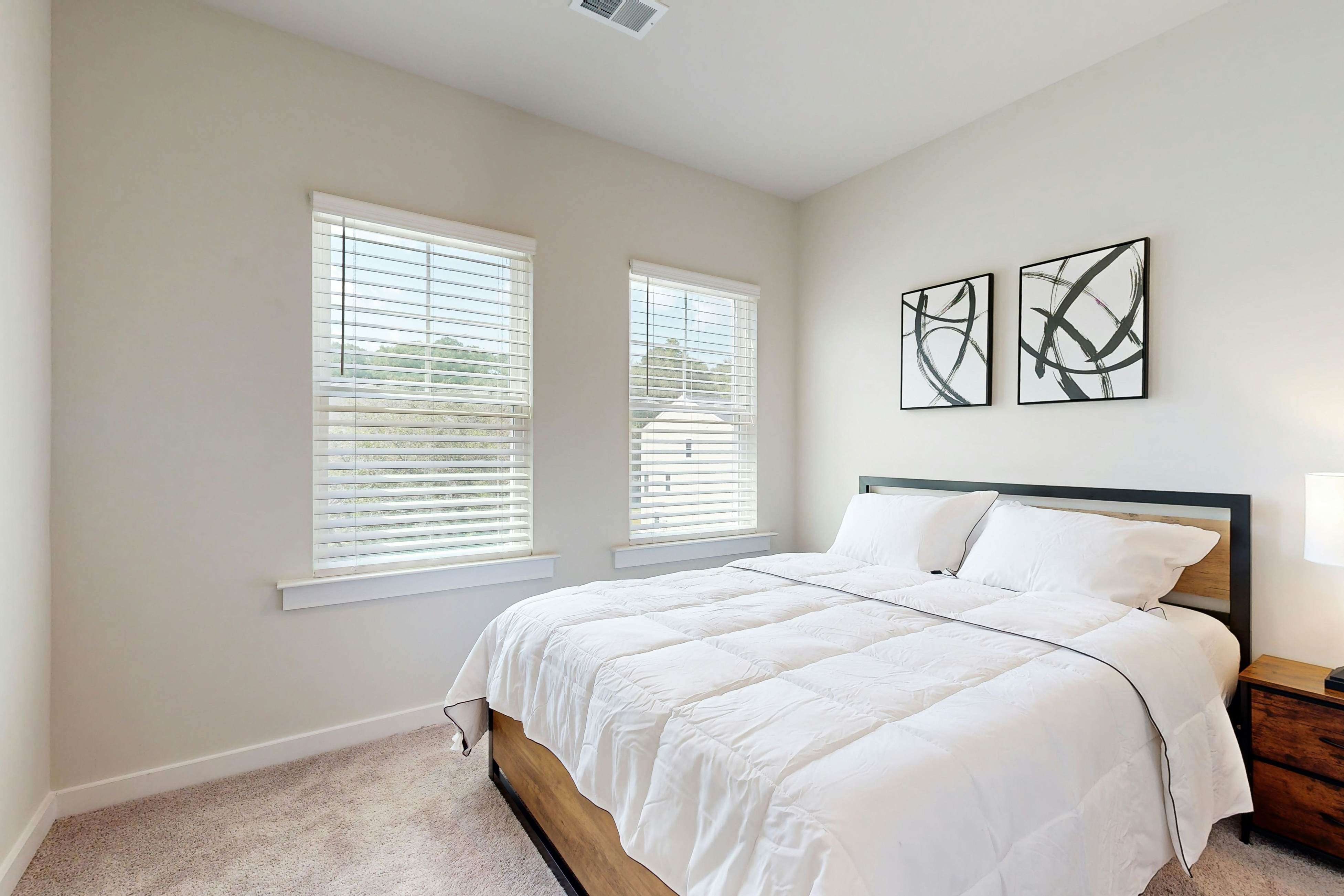 Charming townhouse with deck and washer/dryer, central AC, and WIFI