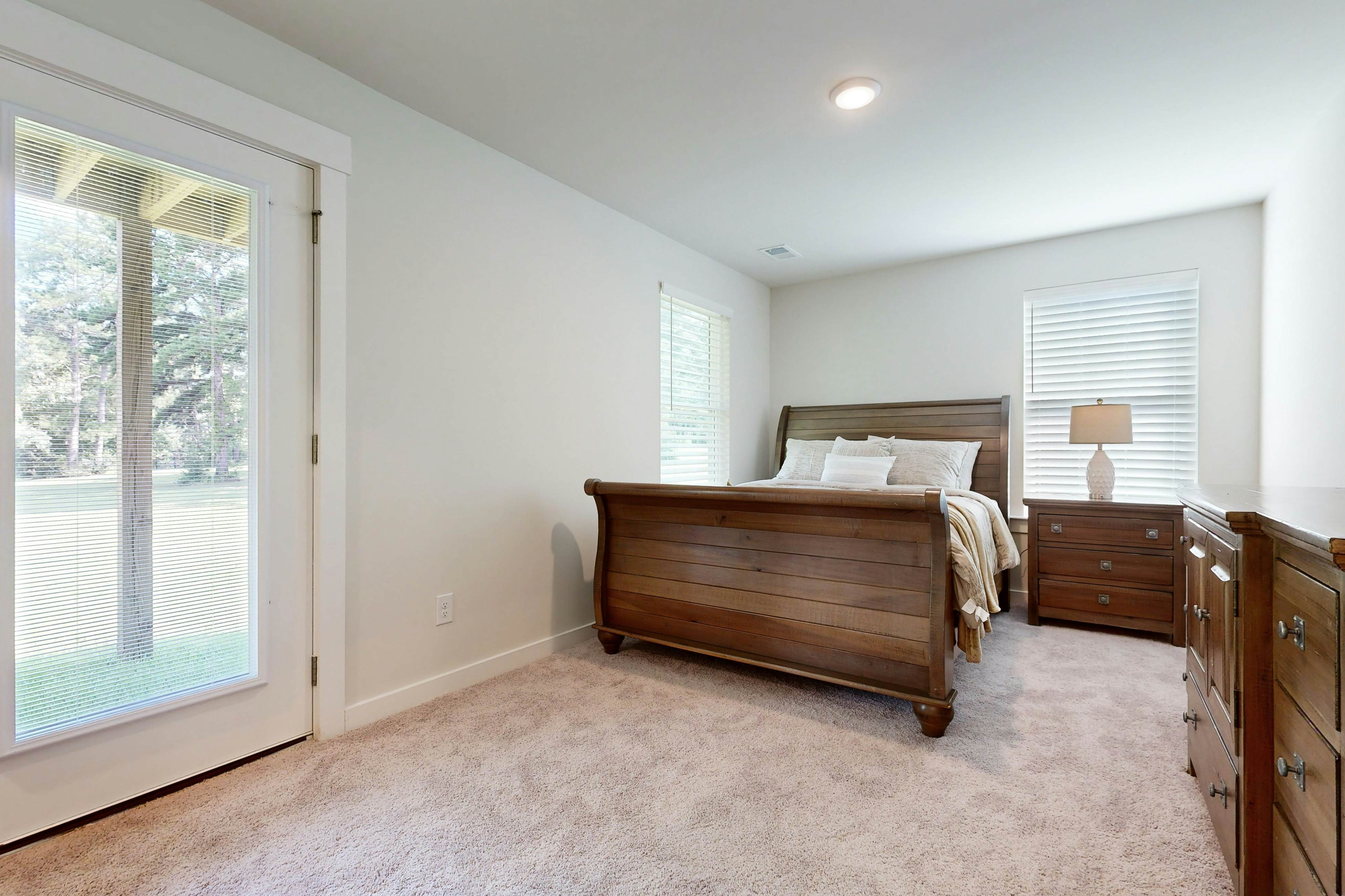 Charming townhouse with deck and washer/dryer, central AC, and WIFI