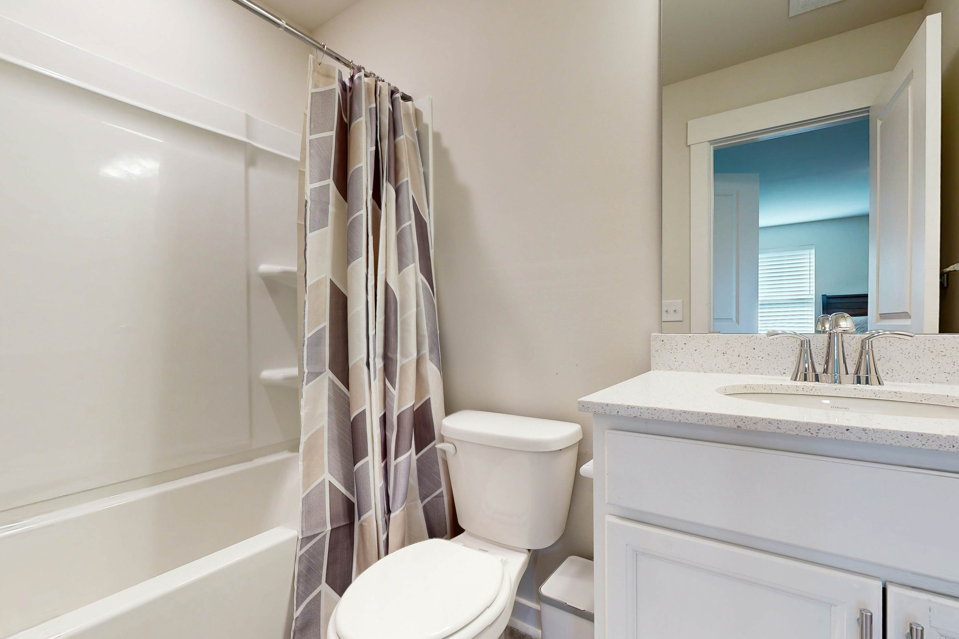 Charming townhouse with deck and washer/dryer, central AC, and WIFI