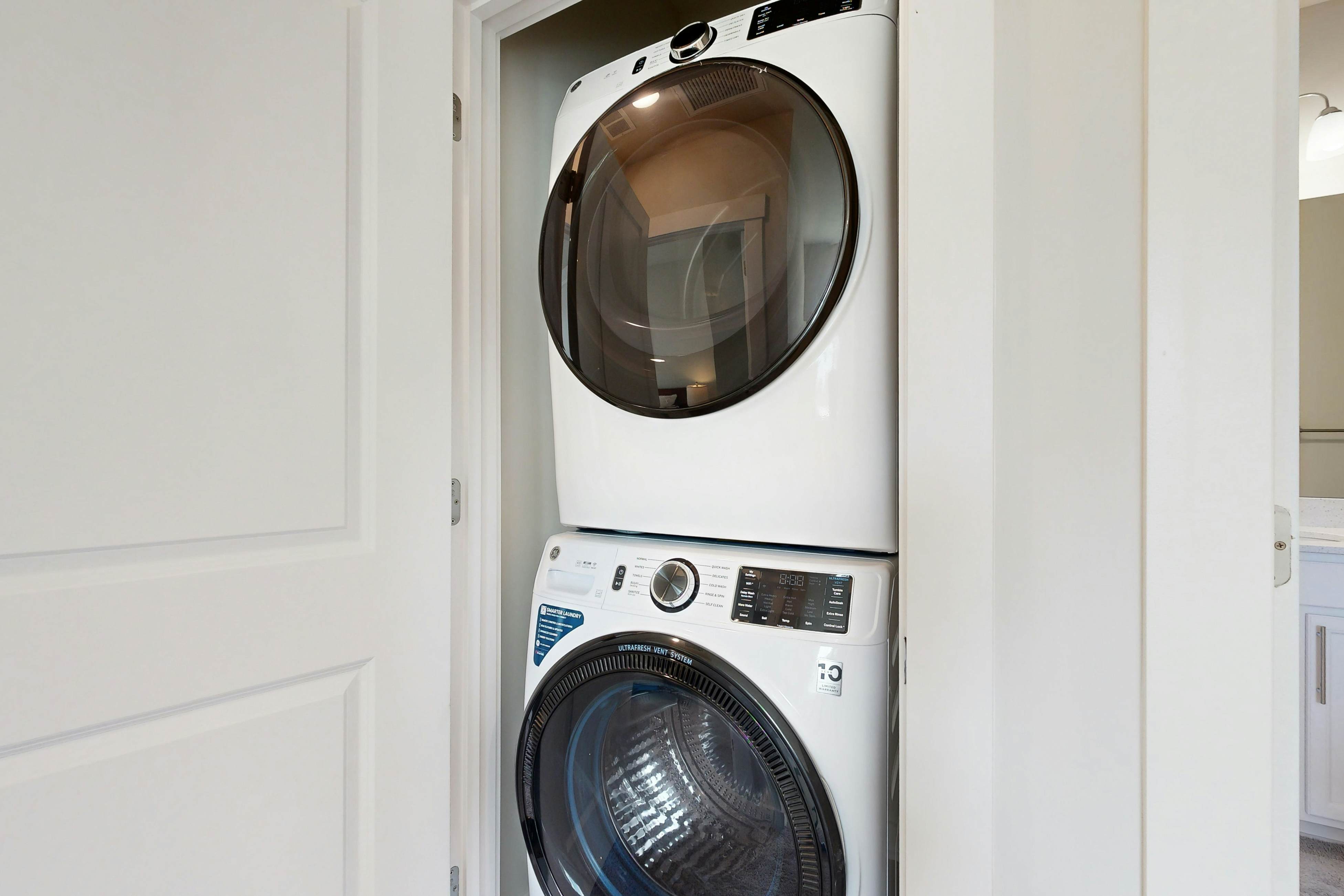 Charming townhouse with deck and washer/dryer, central AC, and WIFI