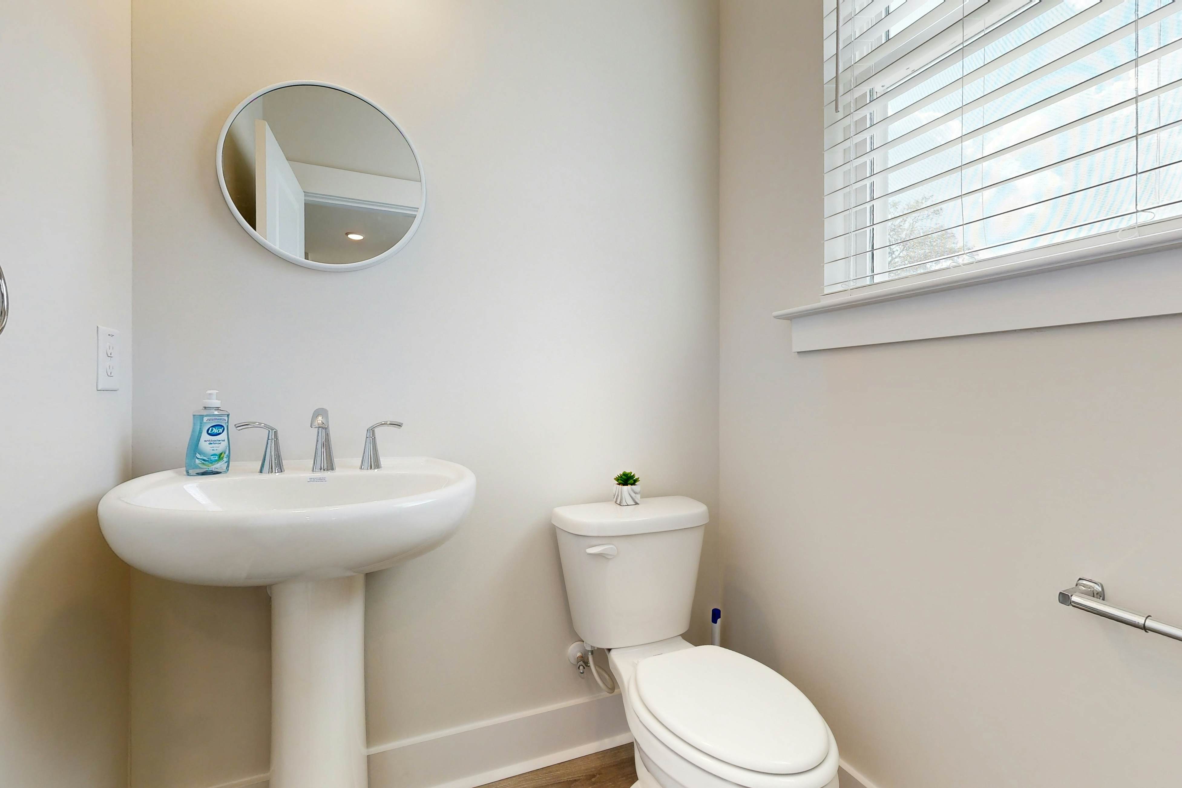 Charming townhouse with deck and washer/dryer, central AC, and WIFI